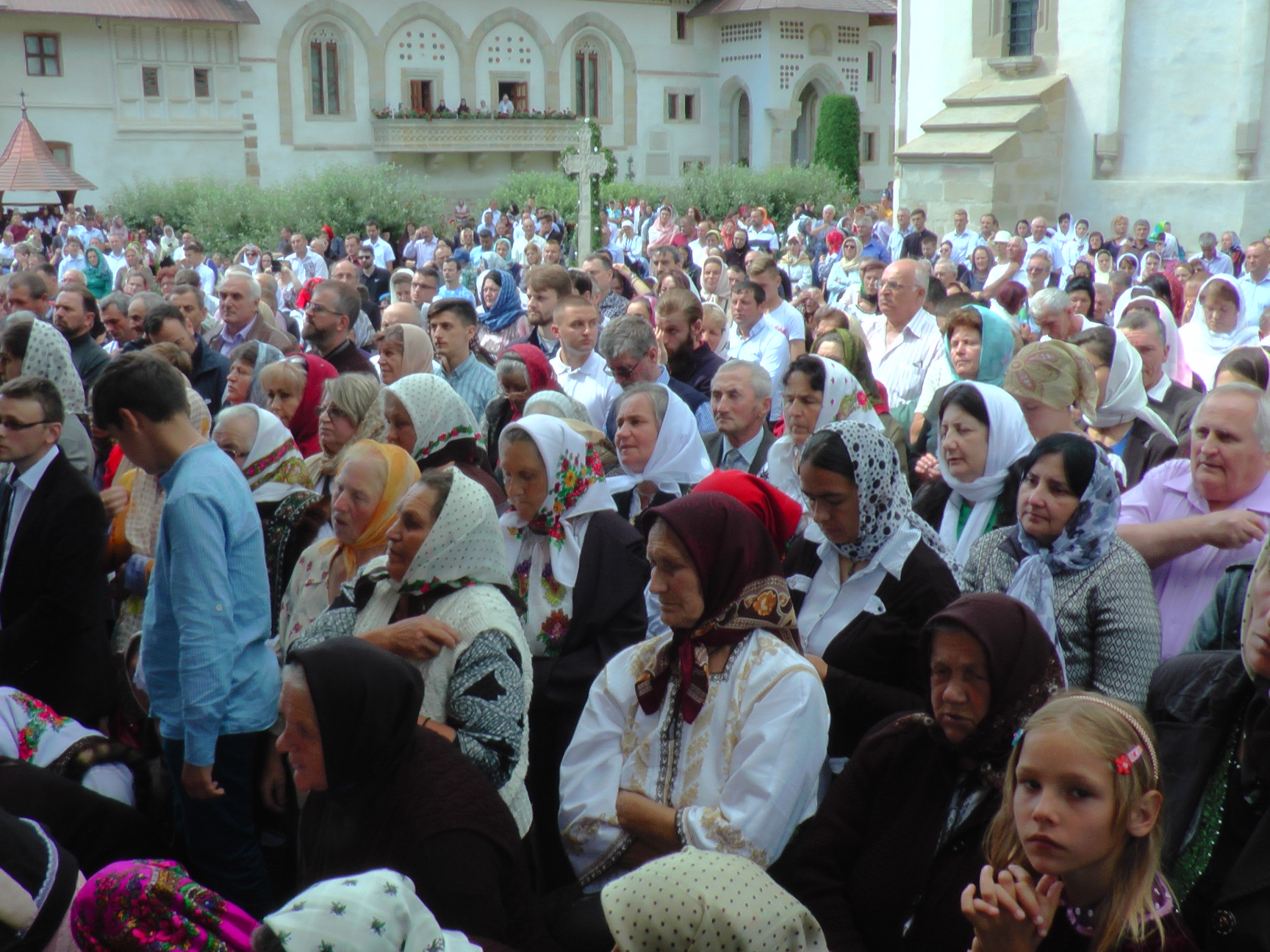 Liturghie arhierească și sfințire de noi clopote, la împlinirea a 550 de ani de la punerea pietrei de temelie a Mănăstirii Putna