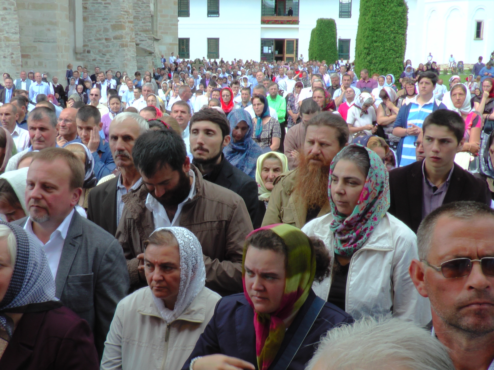 Liturghie arhierească și sfințire de noi clopote, la împlinirea a 550 de ani de la punerea pietrei de temelie a Mănăstirii Putna