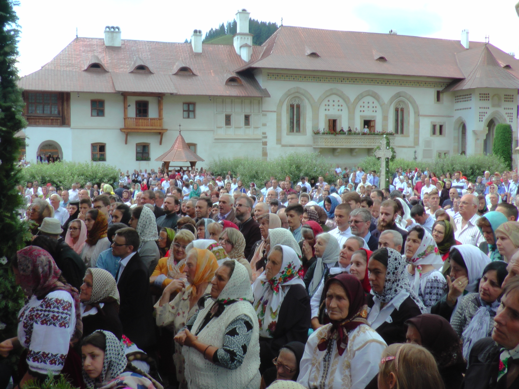 Liturghie arhierească și sfințire de noi clopote, la împlinirea a 550 de ani de la punerea pietrei de temelie a Mănăstirii Putna
