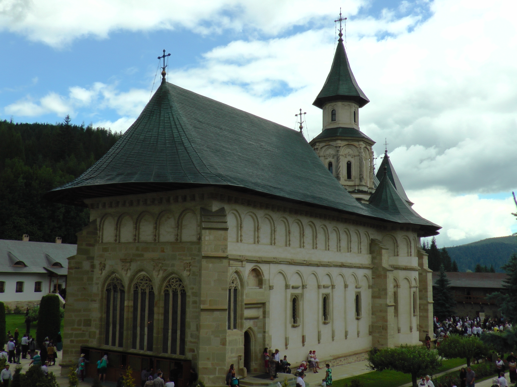 Liturghie arhierească și sfințire de noi clopote, la împlinirea a 550 de ani de la punerea pietrei de temelie a Mănăstirii Putna