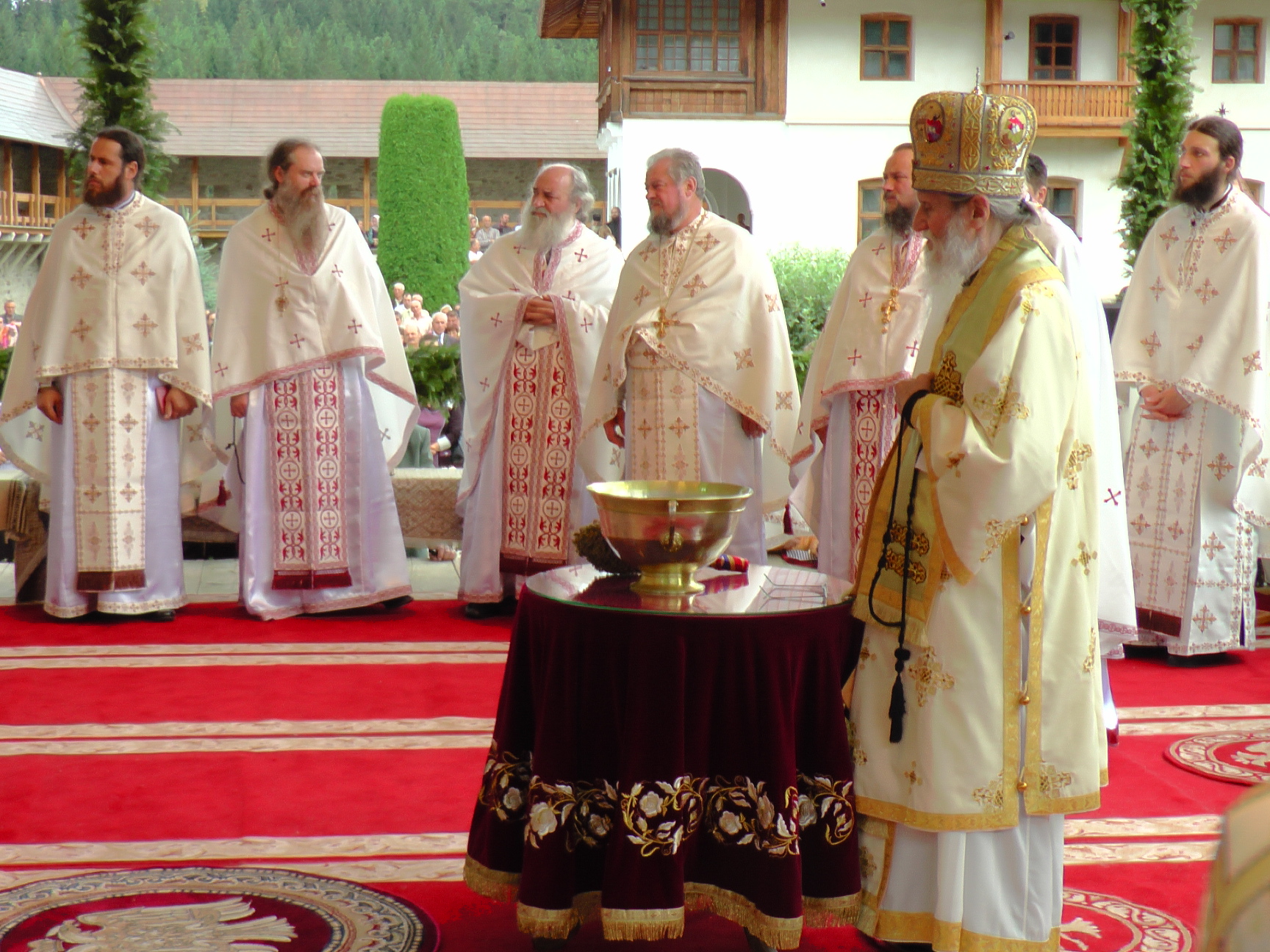 Liturghie arhierească și sfințire de noi clopote, la împlinirea a 550 de ani de la punerea pietrei de temelie a Mănăstirii Putna
