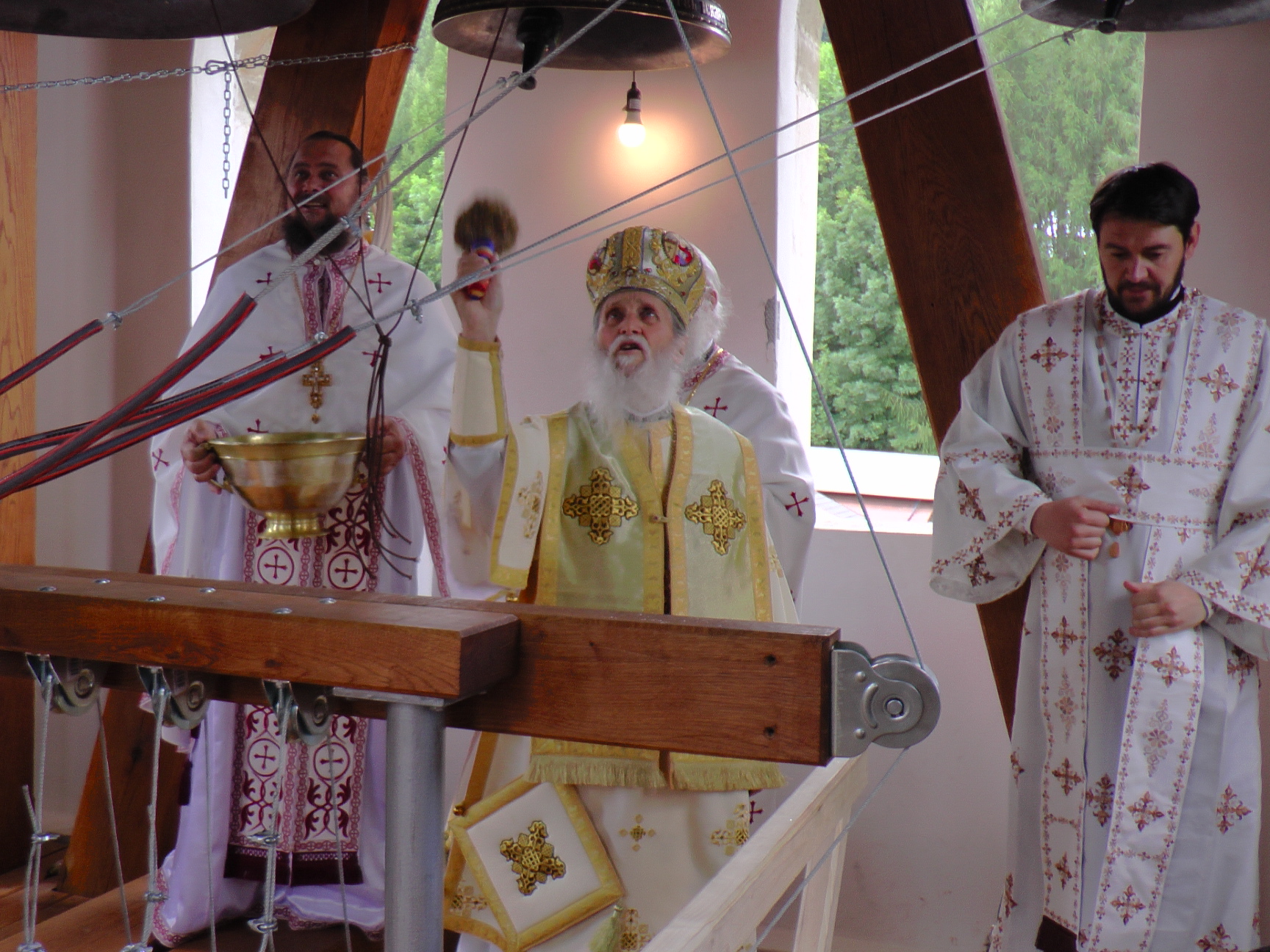 Liturghie arhierească și sfințire de noi clopote, la împlinirea a 550 de ani de la punerea pietrei de temelie a Mănăstirii Putna
