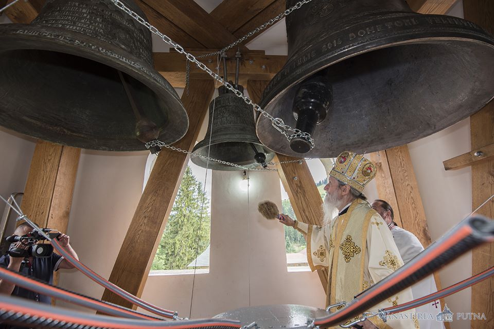 Liturghie arhierească și sfințire de noi clopote, la împlinirea a 550 de ani de la punerea pietrei de temelie a Mănăstirii Putna Liturghie arhierească și sfințire de noi clopote, la împlinirea a 550 de ani de la punerea pietrei de temelie a Mănăstirii Putna