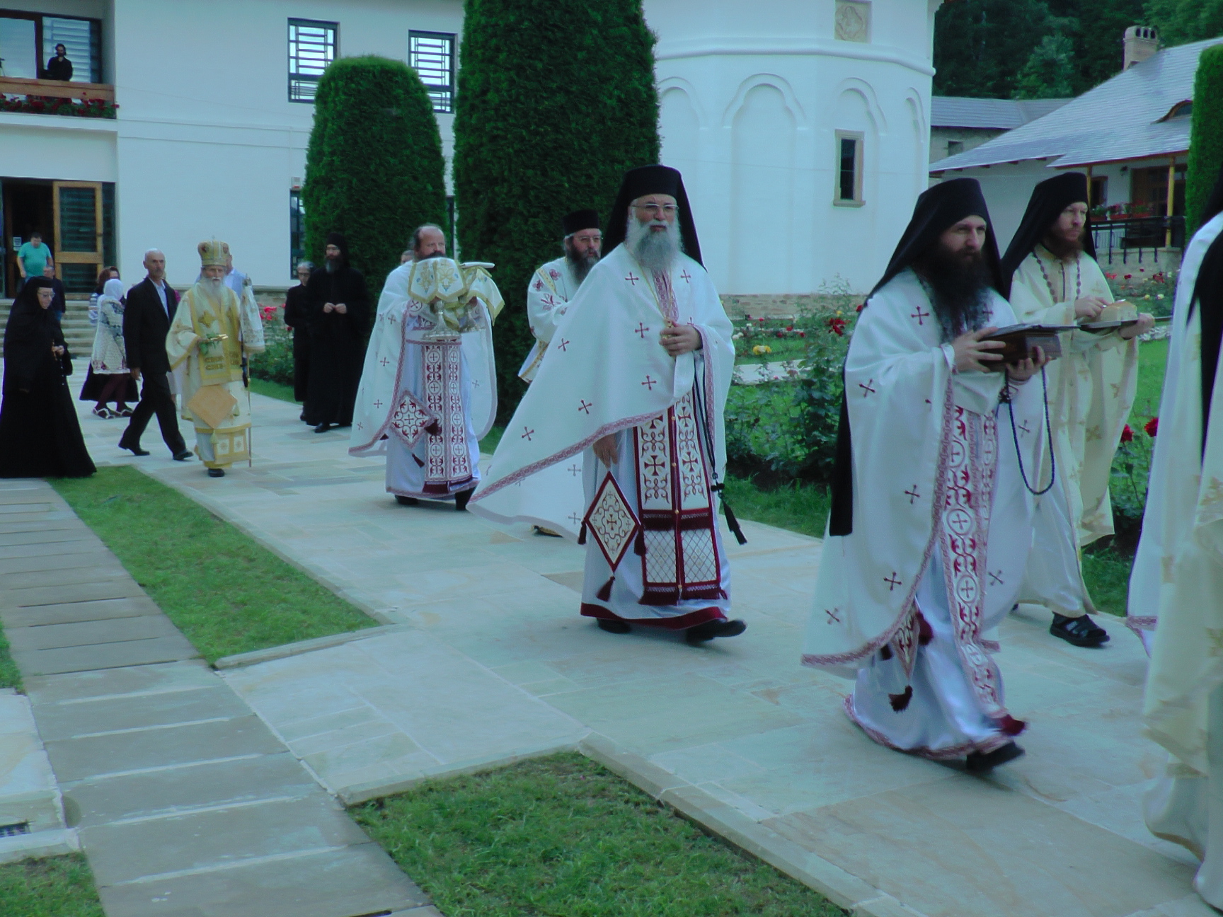 Liturghie arhierească și sfințire de noi clopote, la împlinirea a 550 de ani de la punerea pietrei de temelie a Mănăstirii Putna