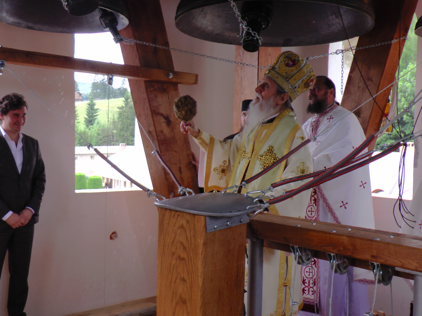 Liturghie arhierească și sfințire de noi clopote, la împlinirea a 550 de ani de la punerea pietrei de temelie a Mănăstirii Putna