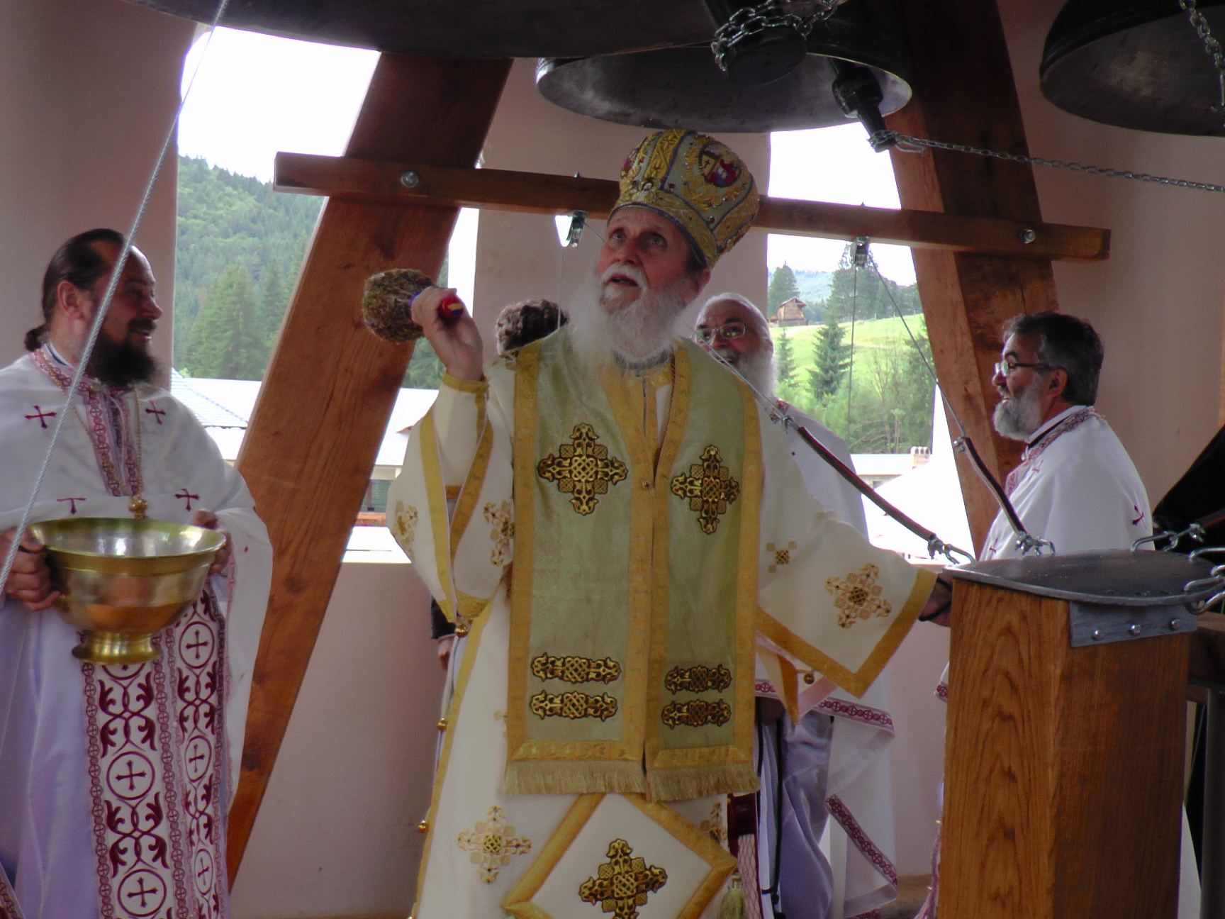 Liturghie arhierească și sfințire de noi clopote, la împlinirea a 550 de ani de la punerea pietrei de temelie a Mănăstirii Putna