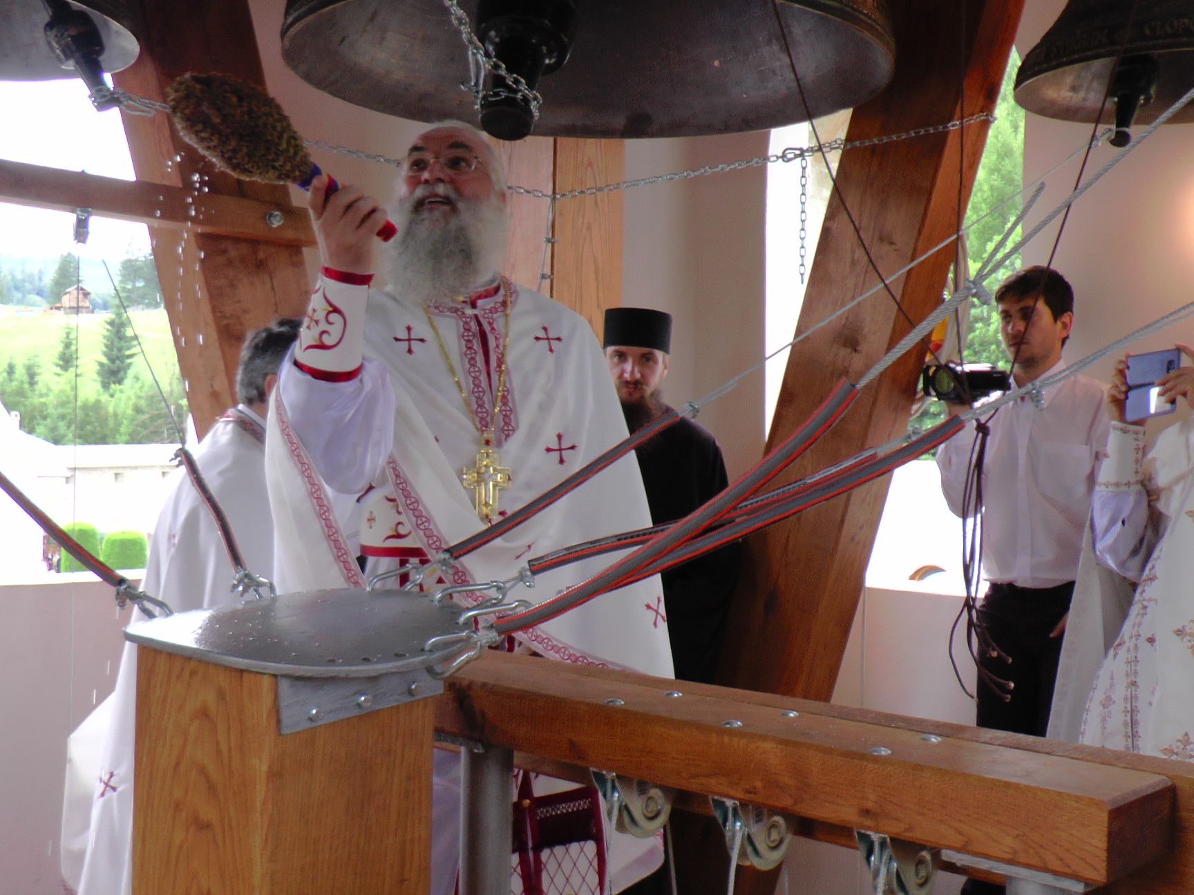 Liturghie arhierească și sfințire de noi clopote, la împlinirea a 550 de ani de la punerea pietrei de temelie a Mănăstirii Putna