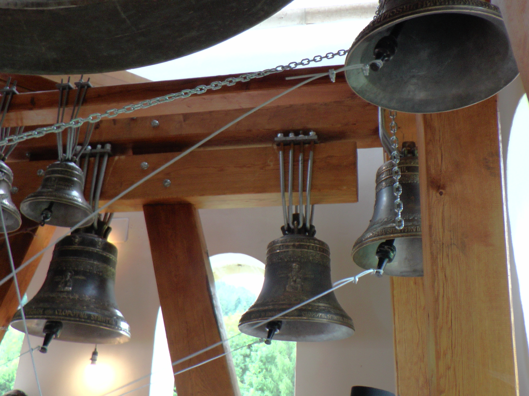 Liturghie arhierească și sfințire de noi clopote, la împlinirea a 550 de ani de la punerea pietrei de temelie a Mănăstirii Putna