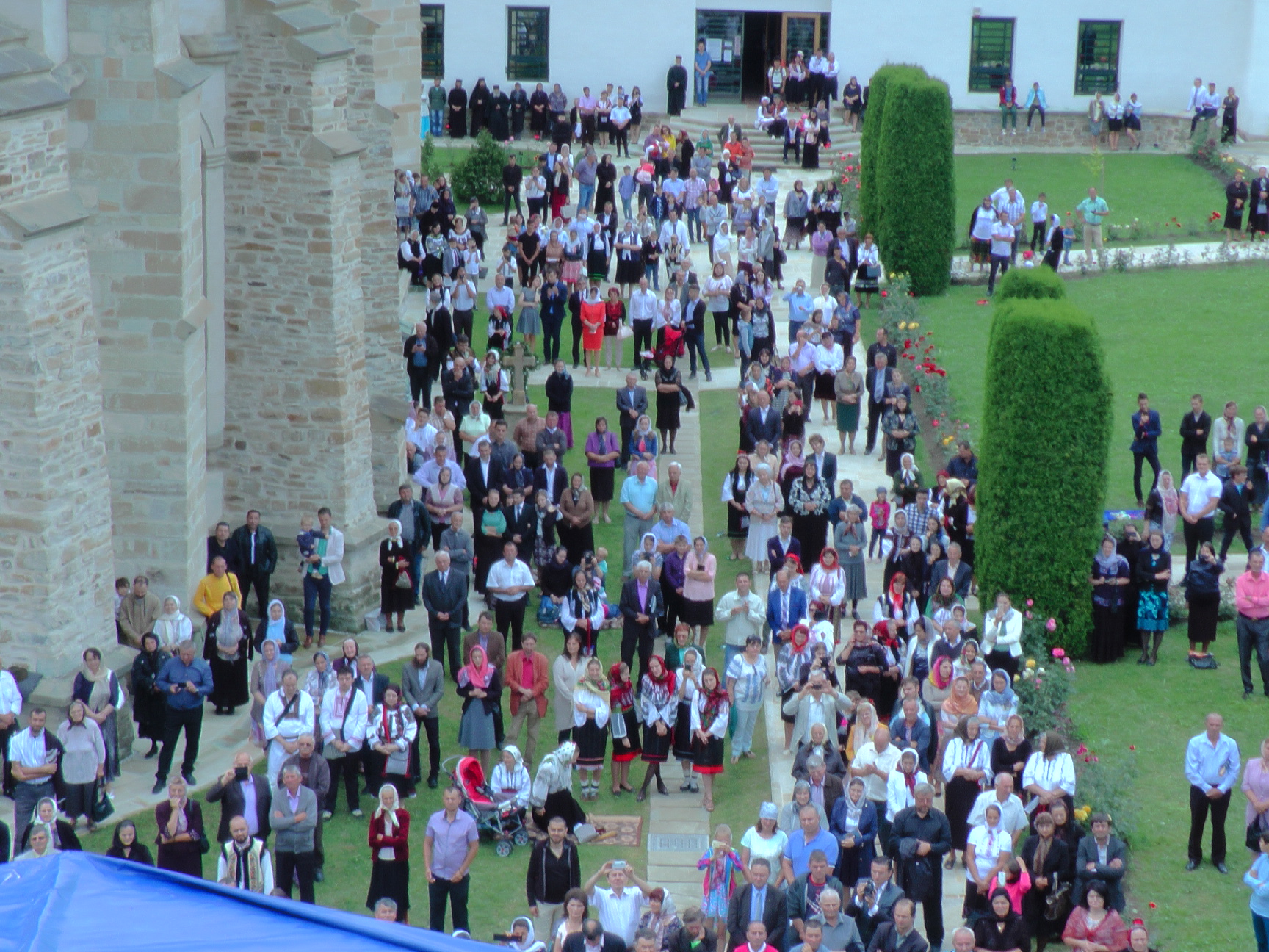 Liturghie arhierească și sfințire de noi clopote, la împlinirea a 550 de ani de la punerea pietrei de temelie a Mănăstirii Putna