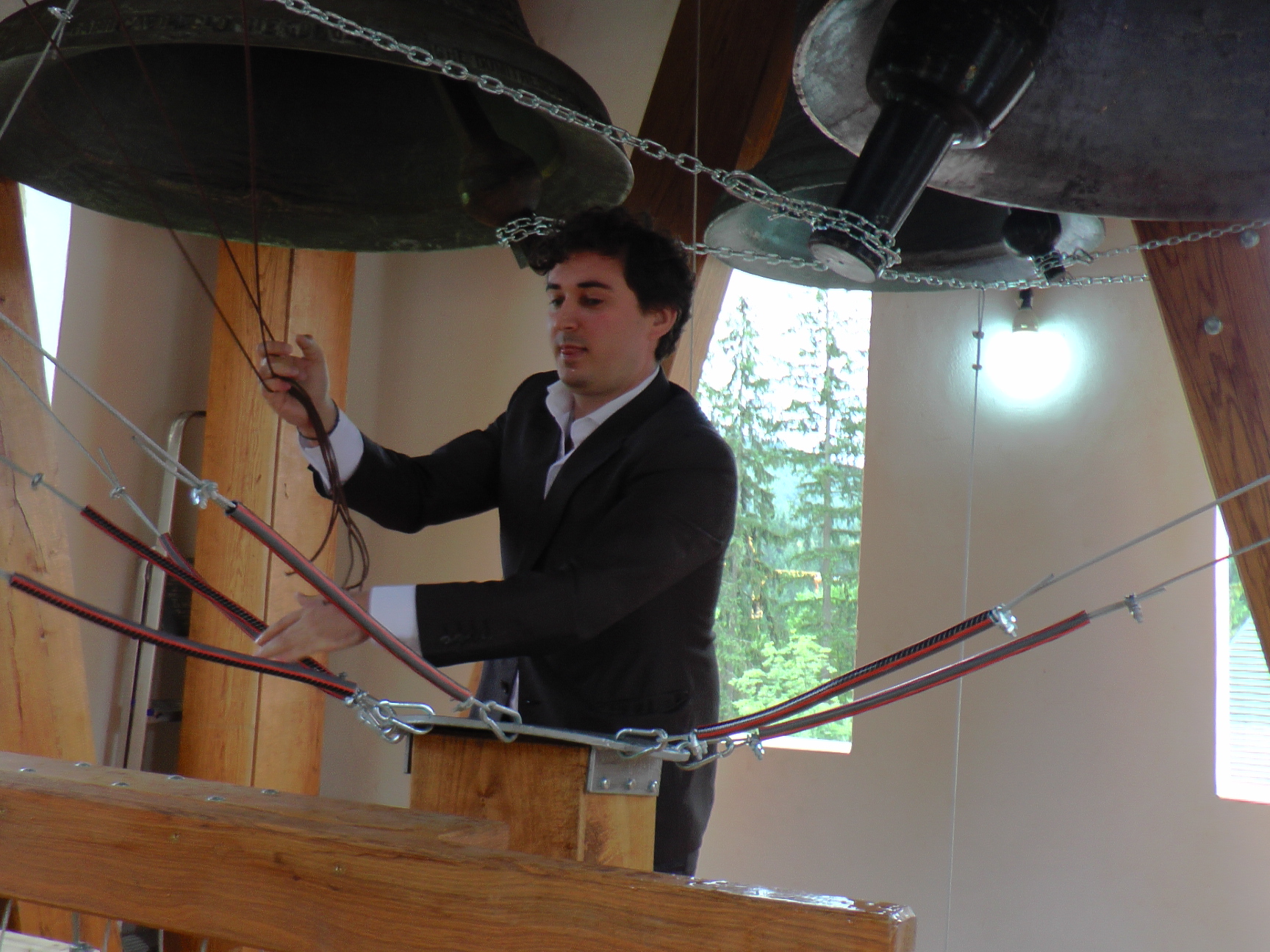 Liturghie arhierească și sfințire de noi clopote, la împlinirea a 550 de ani de la punerea pietrei de temelie a Mănăstirii Putna