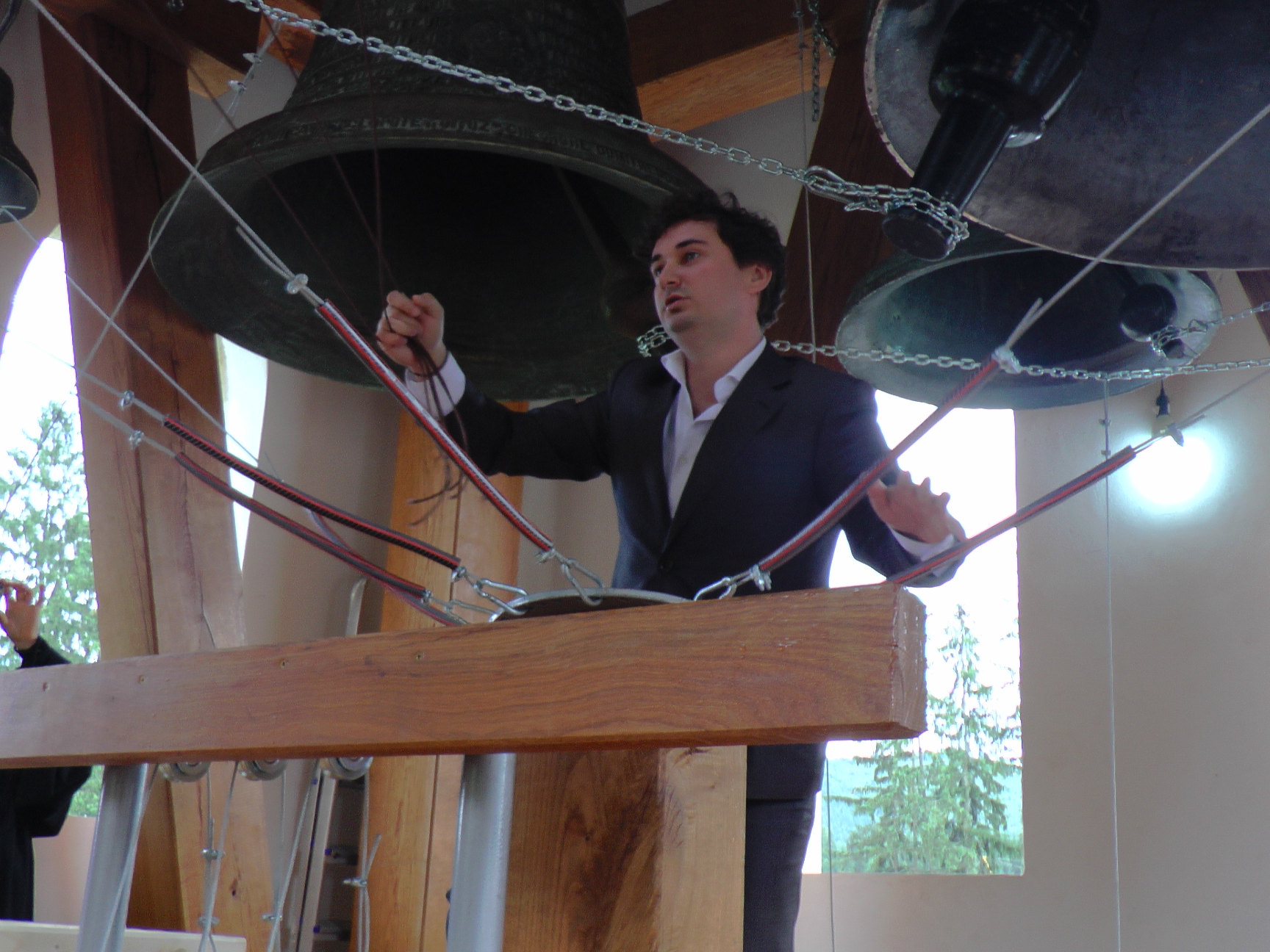 Liturghie arhierească și sfințire de noi clopote, la împlinirea a 550 de ani de la punerea pietrei de temelie a Mănăstirii Putna