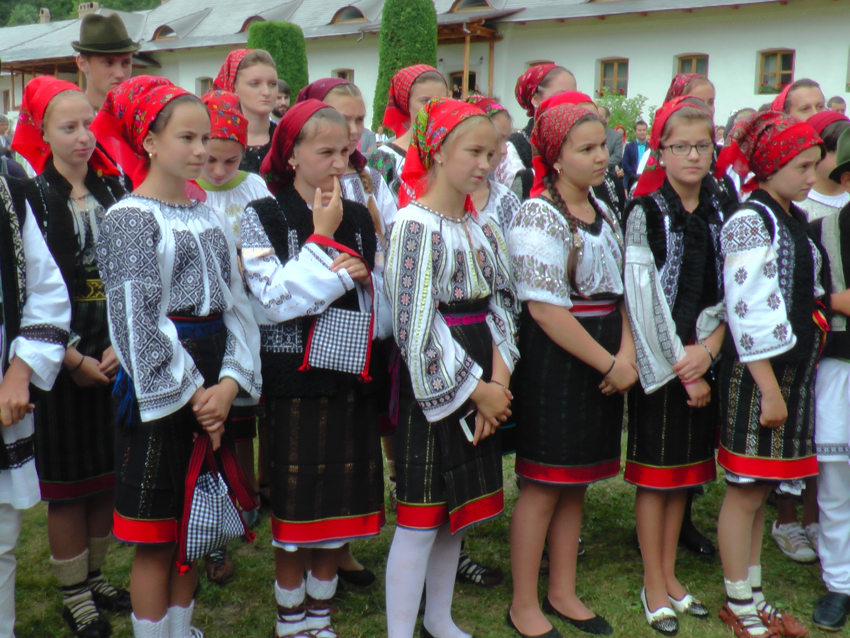 Liturghie arhierească și sfințire de noi clopote, la împlinirea a 550 de ani de la punerea pietrei de temelie a Mănăstirii Putna
