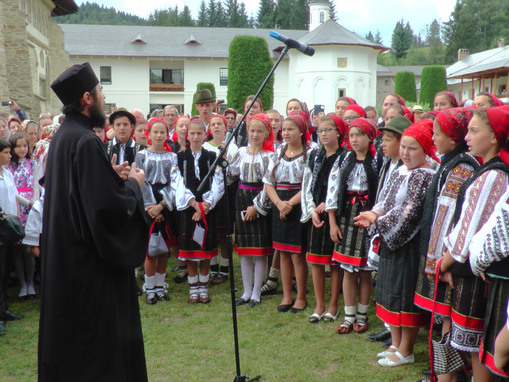 Liturghie arhierească și sfințire de noi clopote, la împlinirea a 550 de ani de la punerea pietrei de temelie a Mănăstirii Putna
