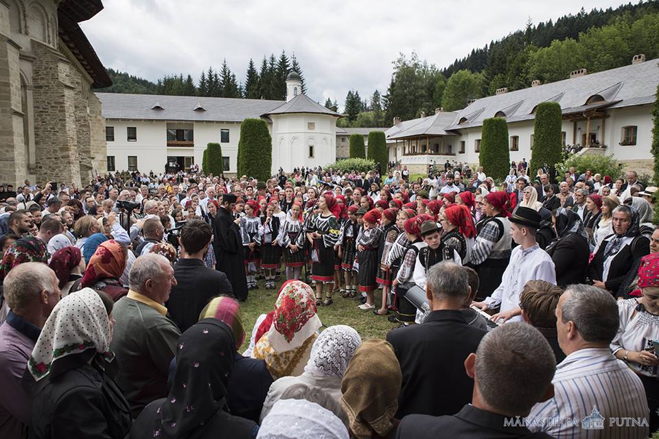 Liturghie arhierească și sfințire de noi clopote, la împlinirea a 550 de ani de la punerea pietrei de temelie a Mănăstirii Putna
