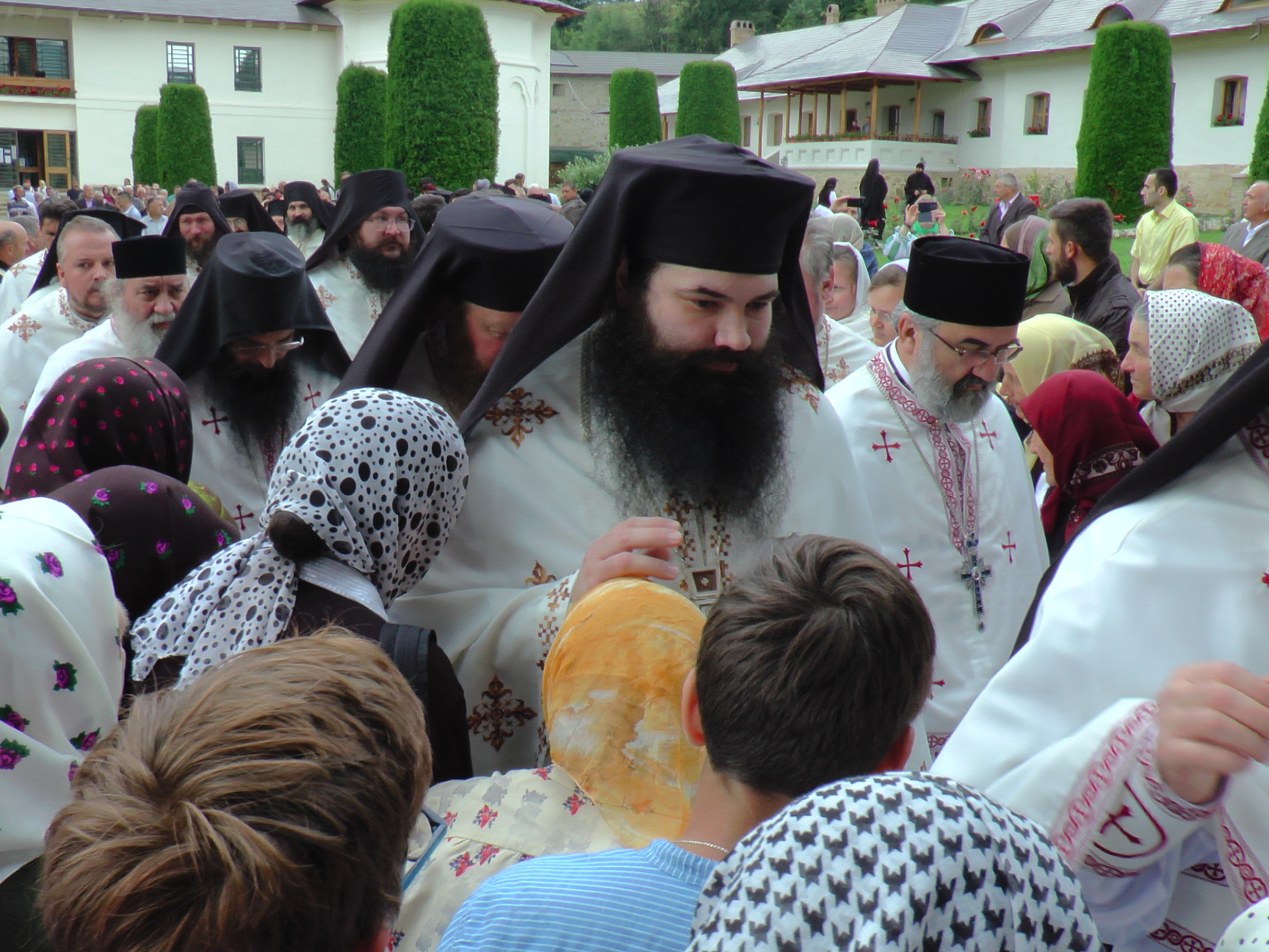 Liturghie arhierească și sfințire de noi clopote, la împlinirea a 550 de ani de la punerea pietrei de temelie a Mănăstirii Putna