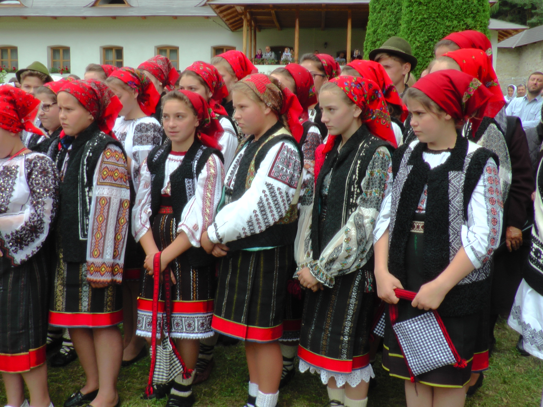 Liturghie arhierească și sfințire de noi clopote, la împlinirea a 550 de ani de la punerea pietrei de temelie a Mănăstirii Putna