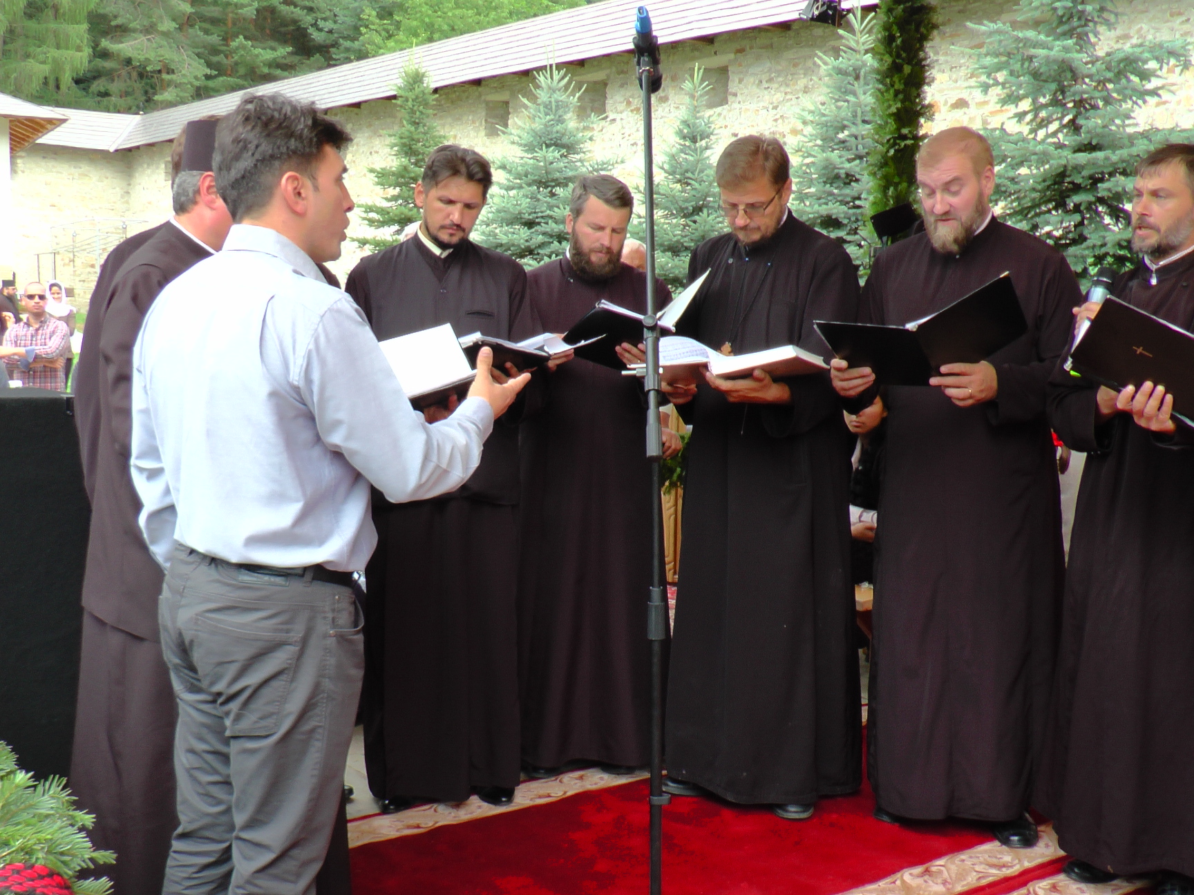 Liturghie arhierească și sfințire de noi clopote, la împlinirea a 550 de ani de la punerea pietrei de temelie a Mănăstirii Putna