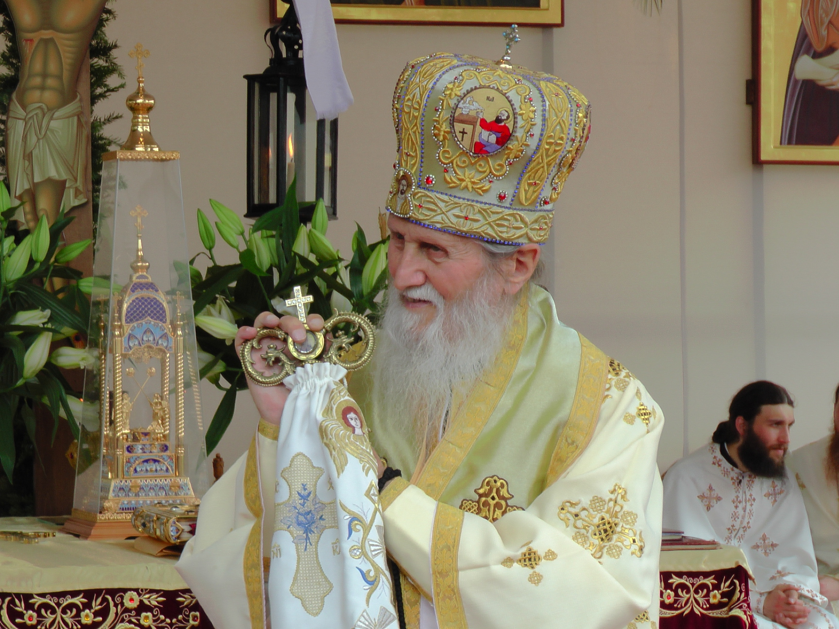 Liturghie arhierească și sfințire de noi clopote, la împlinirea a 550 de ani de la punerea pietrei de temelie a Mănăstirii Putna