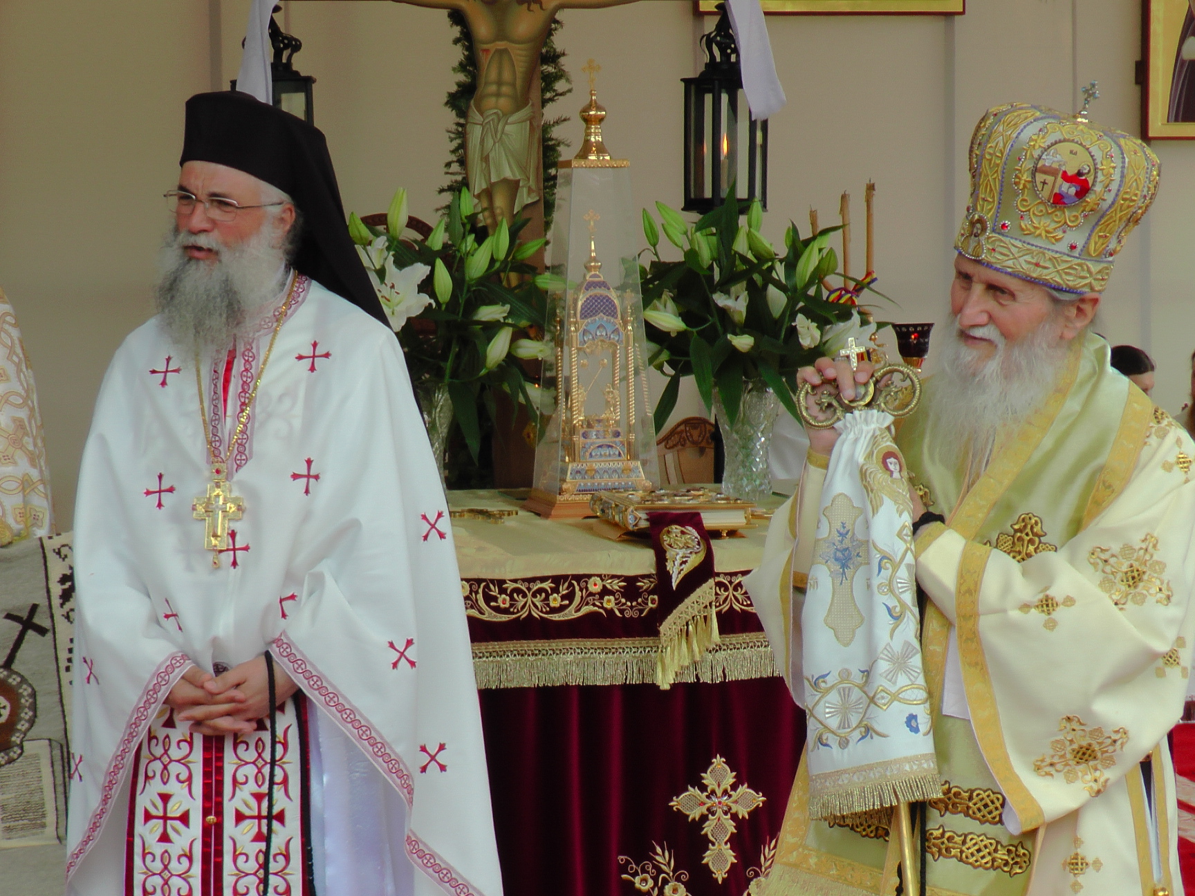 Liturghie arhierească și sfințire de noi clopote, la împlinirea a 550 de ani de la punerea pietrei de temelie a Mănăstirii Putna