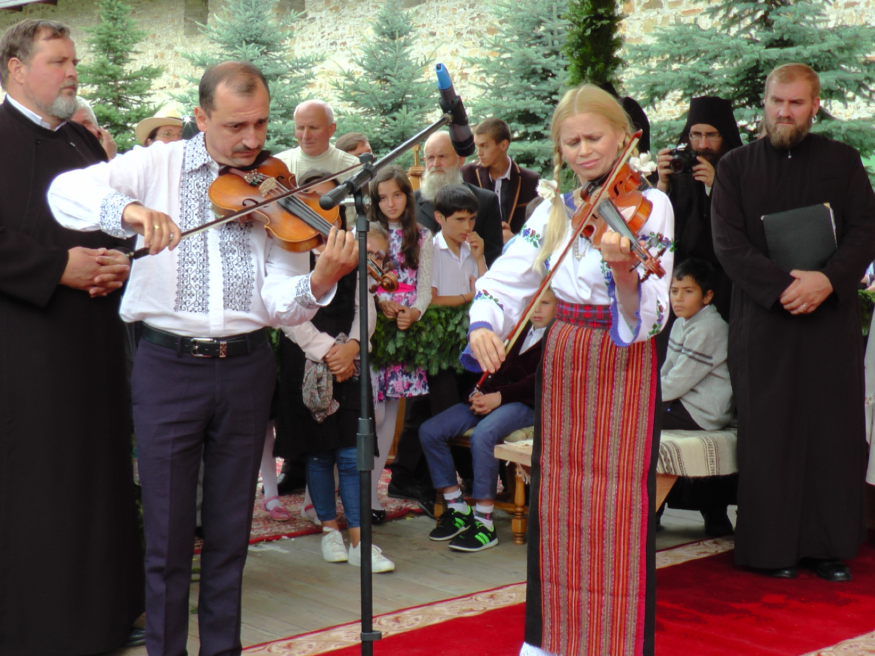 Liturghie arhierească și sfințire de noi clopote, la împlinirea a 550 de ani de la punerea pietrei de temelie a Mănăstirii Putna