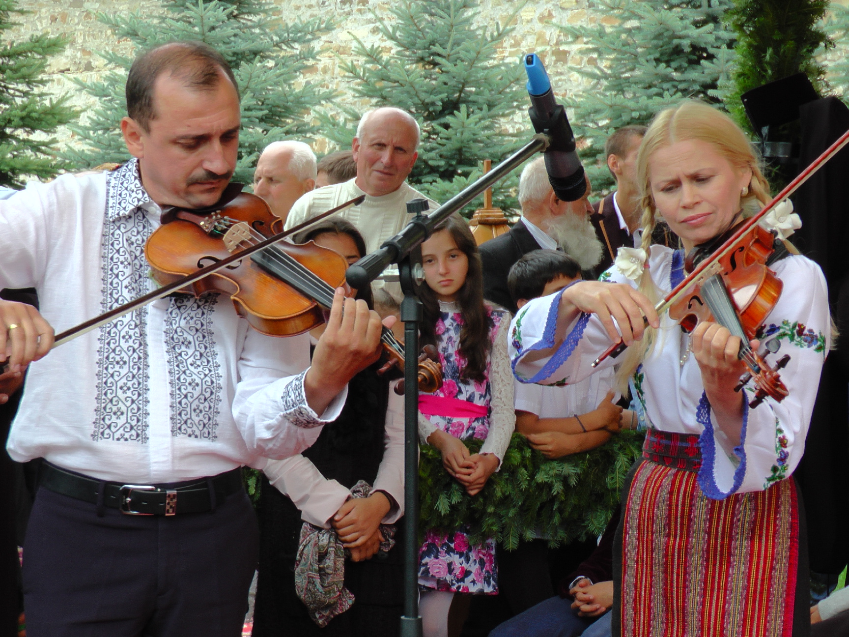 Liturghie arhierească și sfințire de noi clopote, la împlinirea a 550 de ani de la punerea pietrei de temelie a Mănăstirii Putna