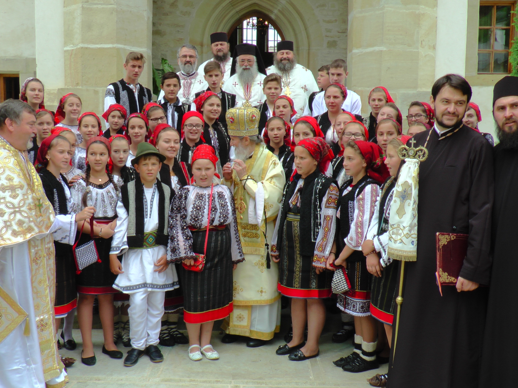 Liturghie arhierească și sfințire de noi clopote, la împlinirea a 550 de ani de la punerea pietrei de temelie a Mănăstirii Putna