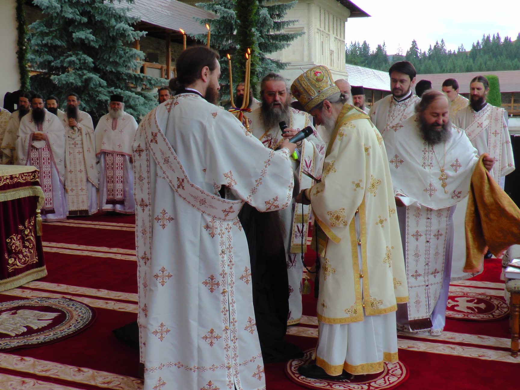 Liturghie arhierească și sfințire de noi clopote, la împlinirea a 550 de ani de la punerea pietrei de temelie a Mănăstirii Putna
