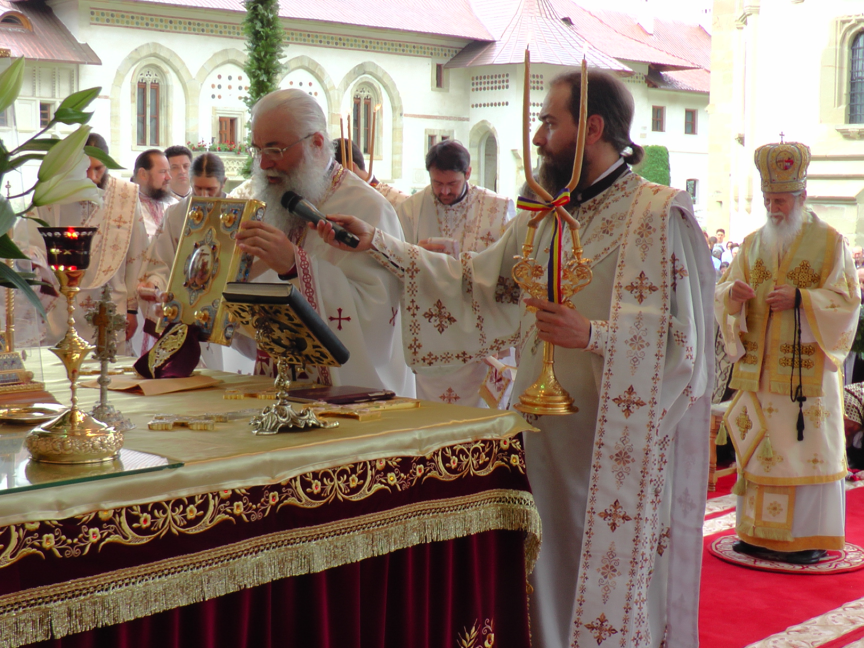 Liturghie arhierească și sfințire de noi clopote, la împlinirea a 550 de ani de la punerea pietrei de temelie a Mănăstirii Putna
