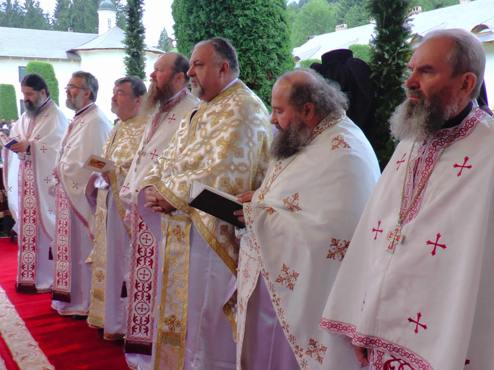 Liturghie arhierească și sfințire de noi clopote, la împlinirea a 550 de ani de la punerea pietrei de temelie a Mănăstirii Putna