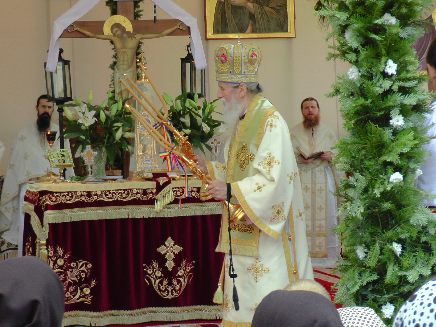 Liturghie arhierească și sfințire de noi clopote, la împlinirea a 550 de ani de la punerea pietrei de temelie a Mănăstirii Putna