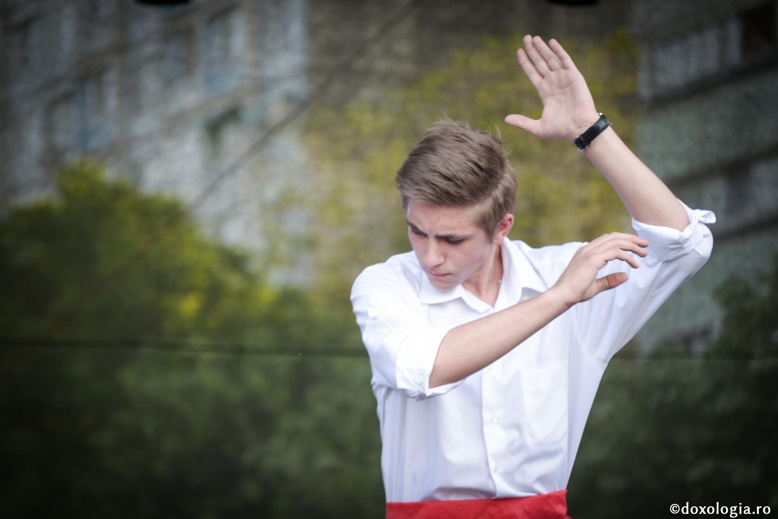 Festival de teatru şi pantomimă pentru copiii cu deficienţe de auz Festival de teatru şi pantomimă pentru copiii cu deficienţe de auz