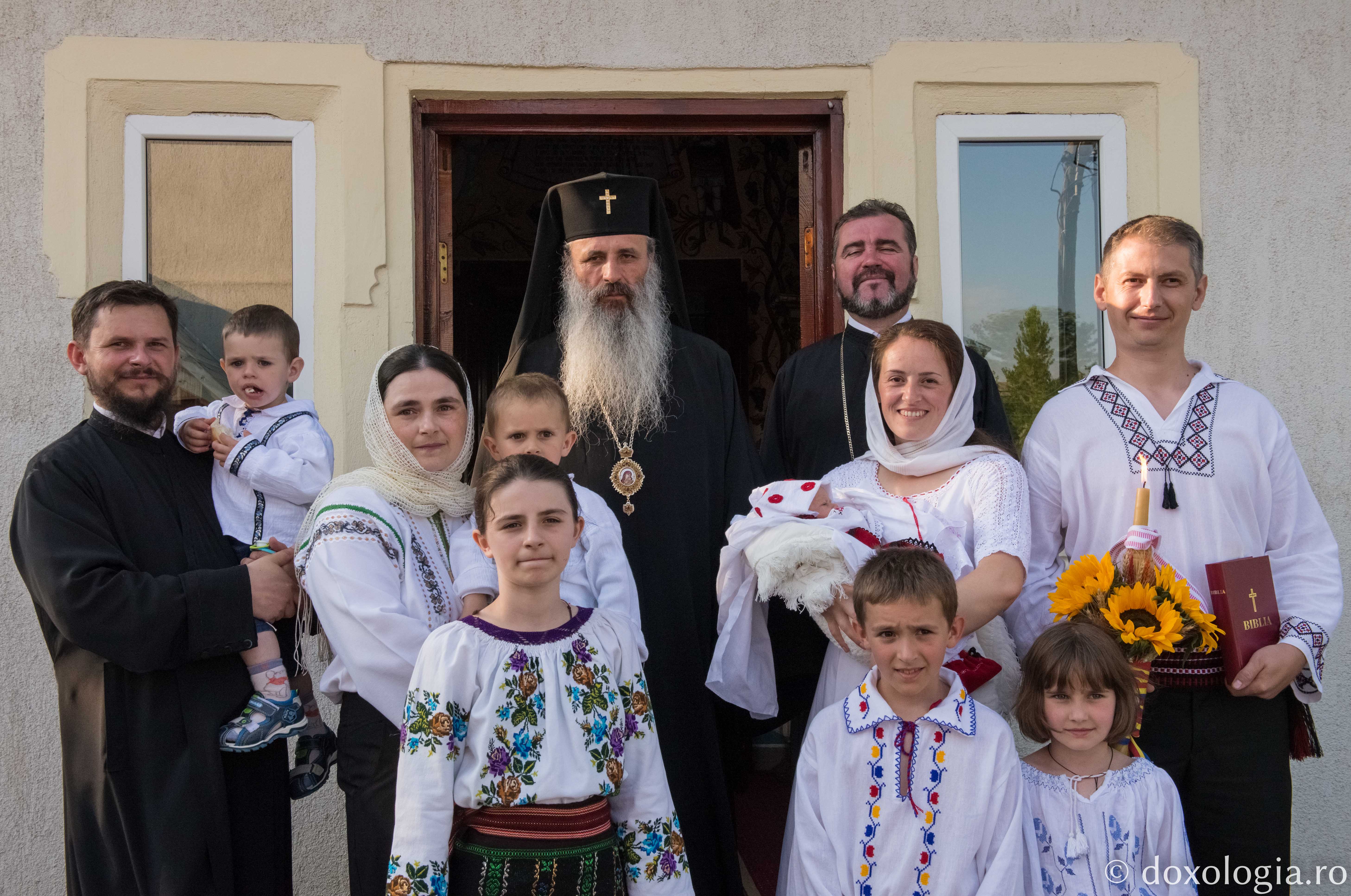 Foto: Ștefan Cojocariu IPS Mitropolit Teofan a oficiat Taina Botezului pentru prunca Filoteia