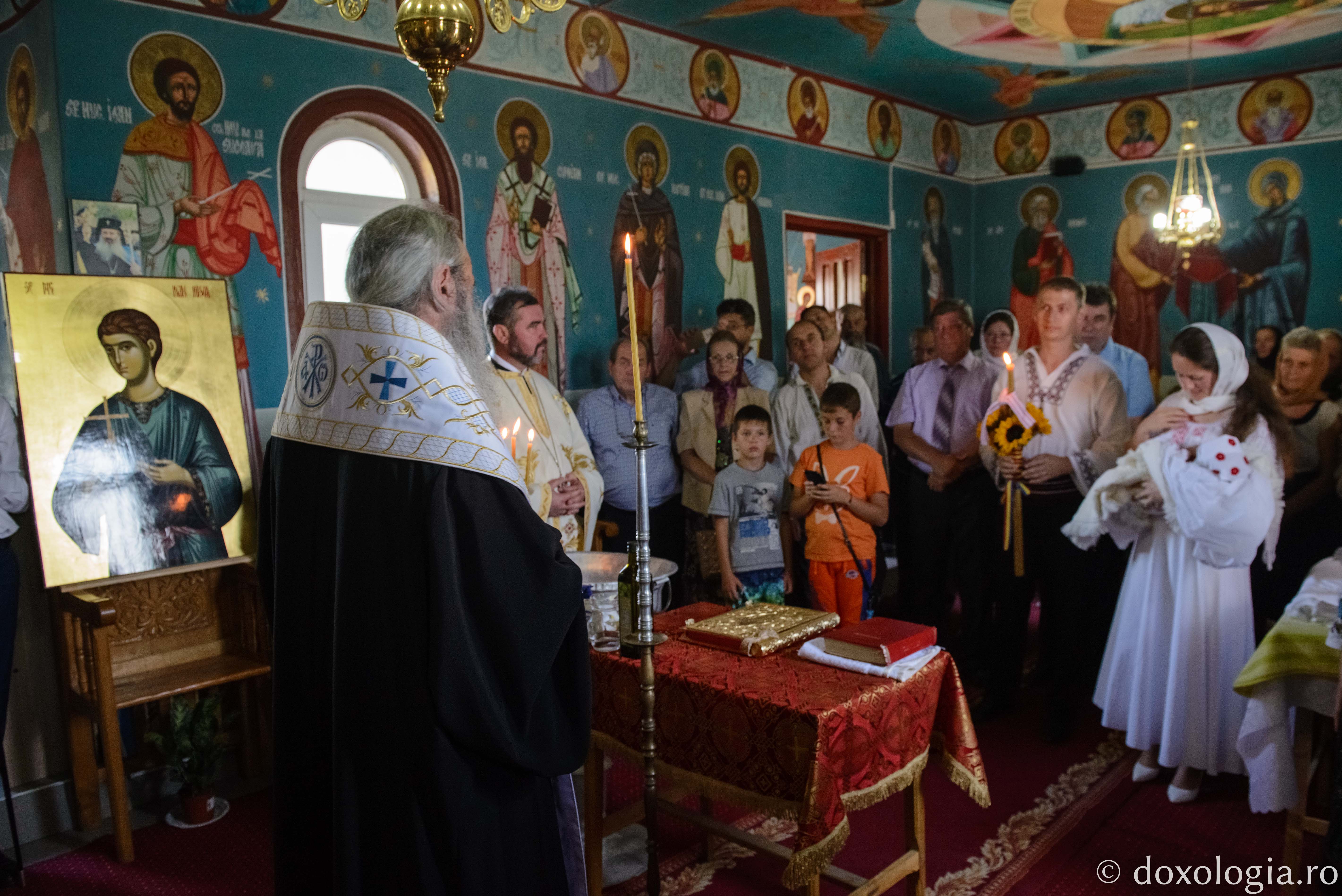 Foto: Ștefan Cojocariu IPS Mitropolit Teofan a oficiat Taina Botezului pentru prunca Filoteia