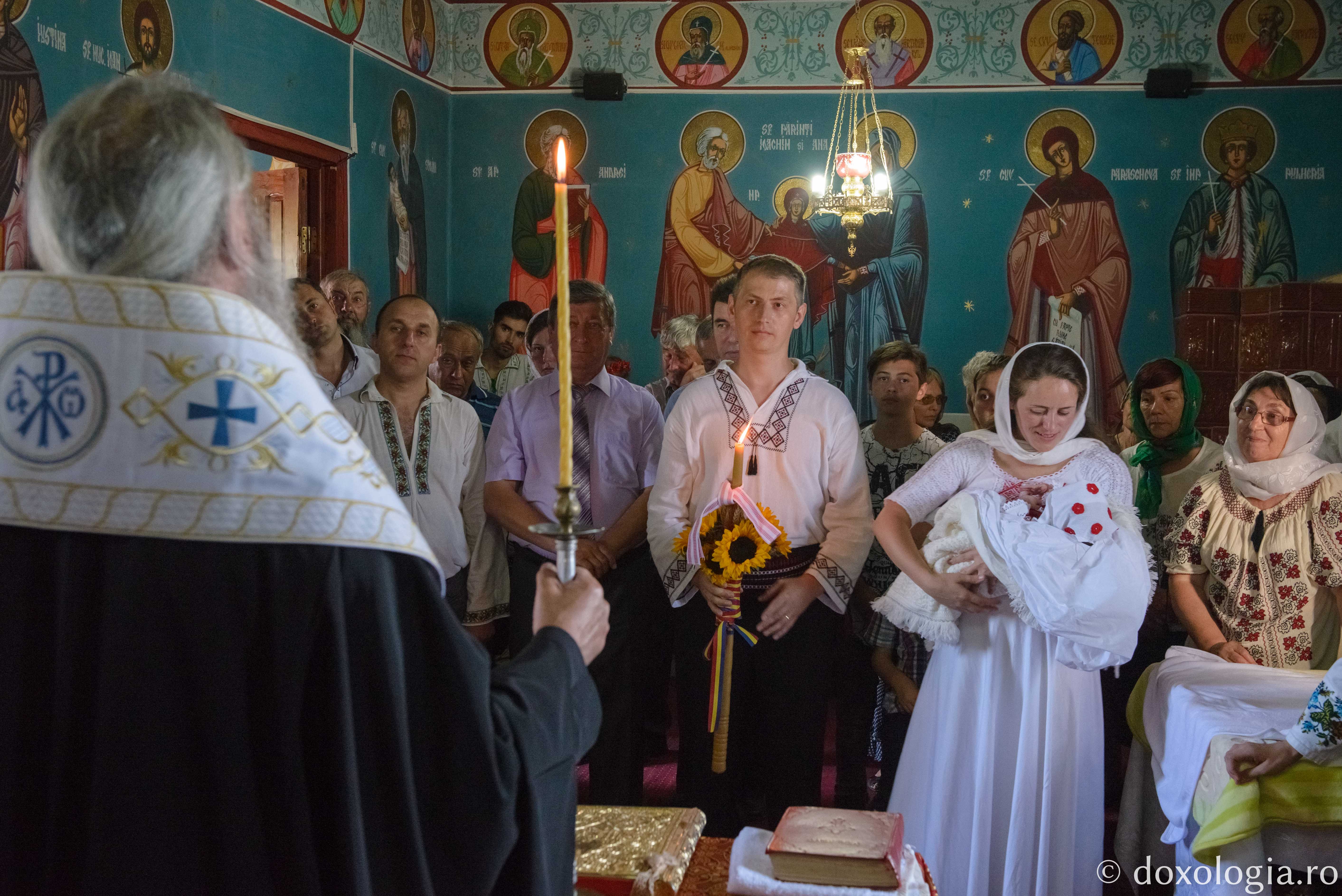 Foto: Ștefan Cojocariu IPS Mitropolit Teofan a oficiat Taina Botezului pentru prunca Filoteia