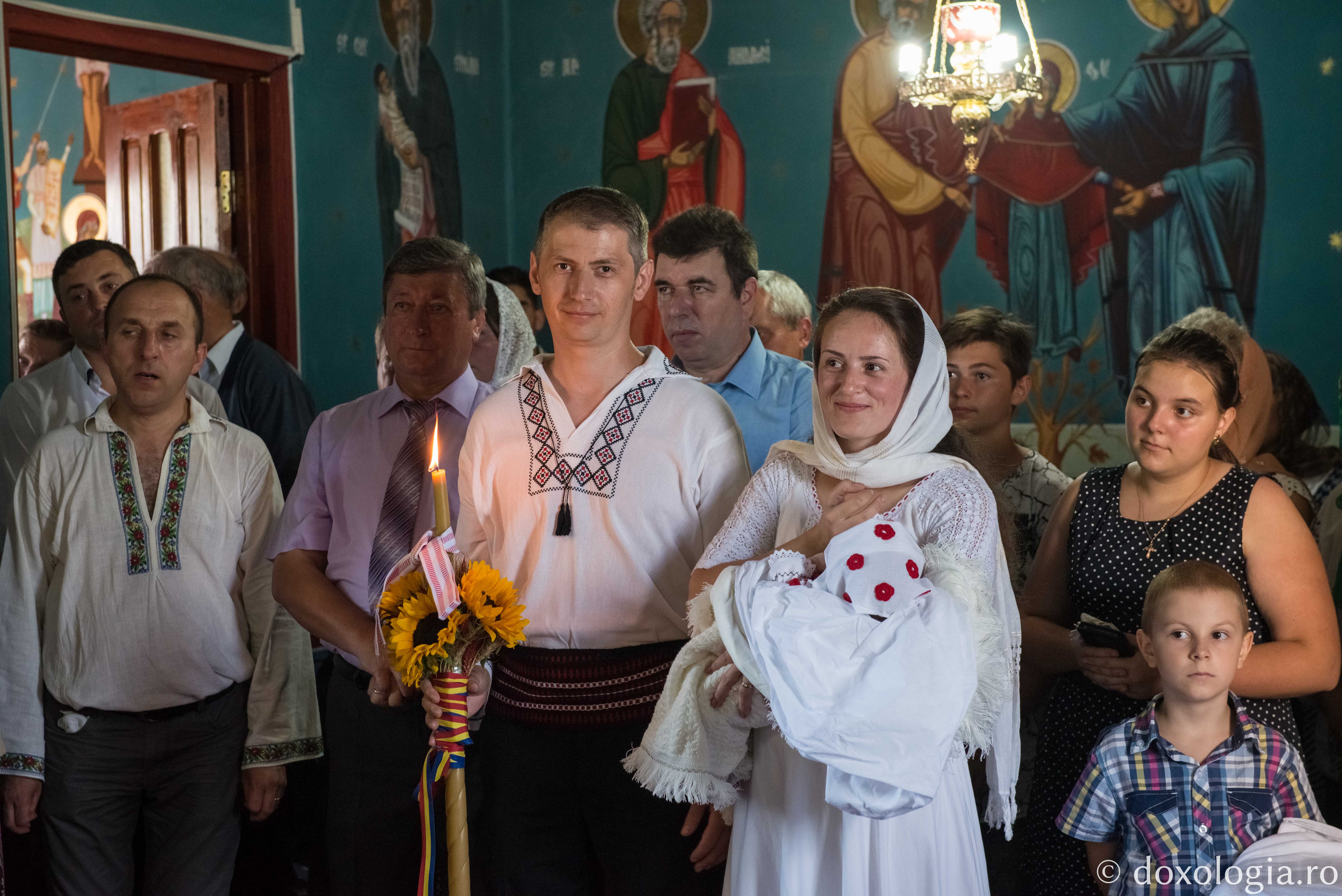 Foto: Ștefan Cojocariu IPS Mitropolit Teofan a oficiat Taina Botezului pentru prunca Filoteia