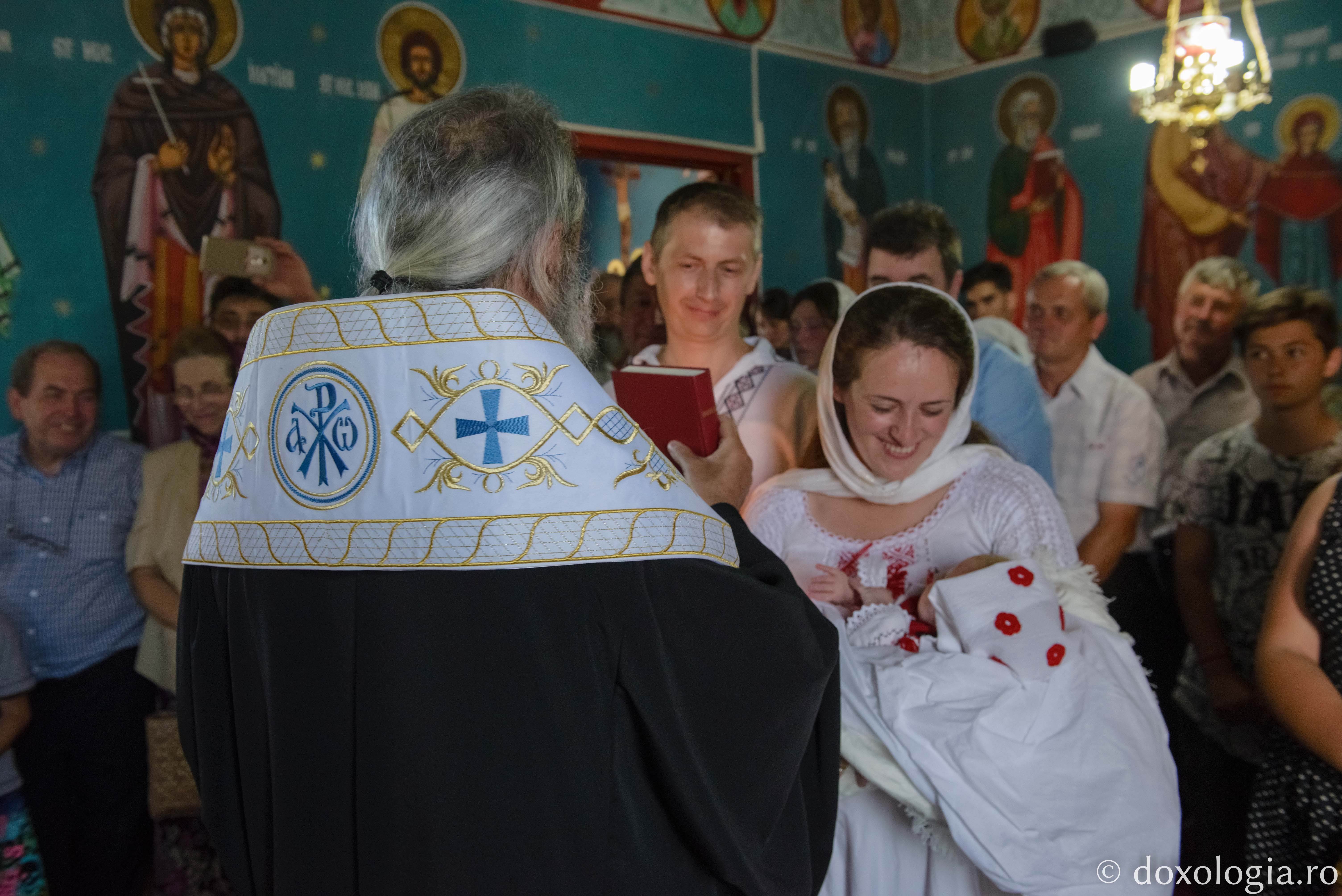 Foto: Ștefan Cojocariu IPS Mitropolit Teofan a oficiat Taina Botezului pentru prunca Filoteia