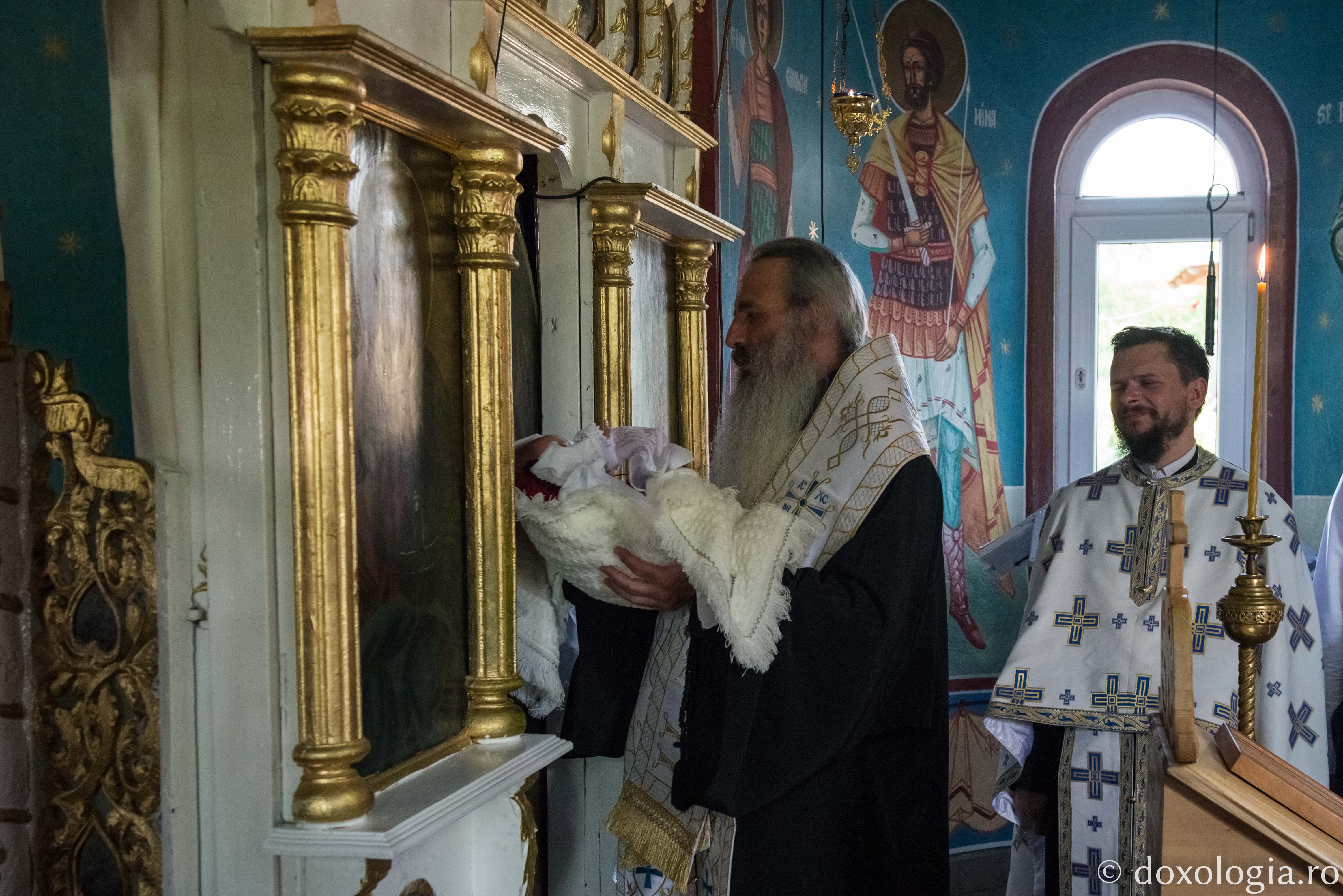 Foto: Ștefan Cojocariu IPS Mitropolit Teofan a oficiat Taina Botezului pentru prunca Filoteia