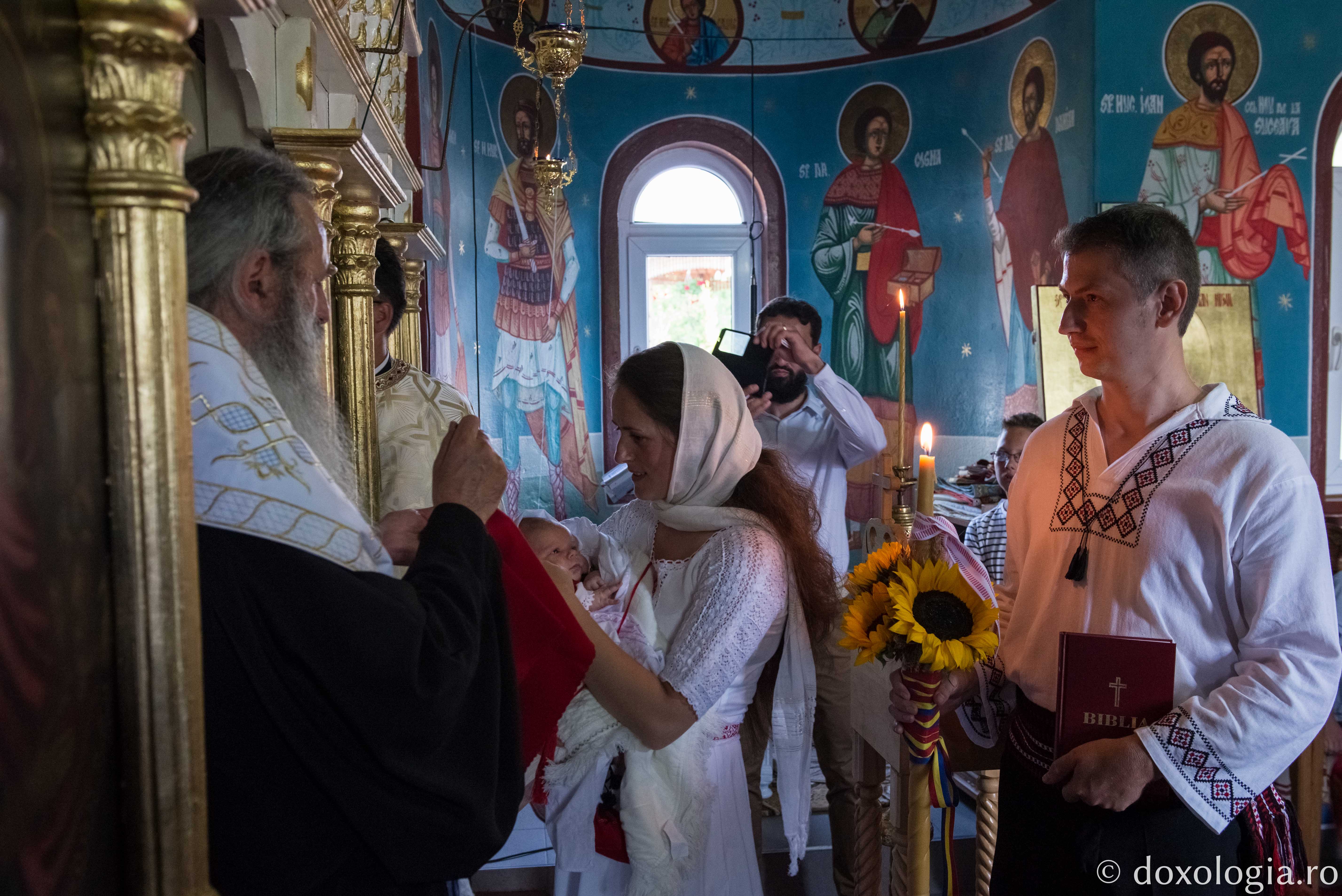 Foto: Ștefan Cojocariu IPS Mitropolit Teofan a oficiat Taina Botezului pentru prunca Filoteia