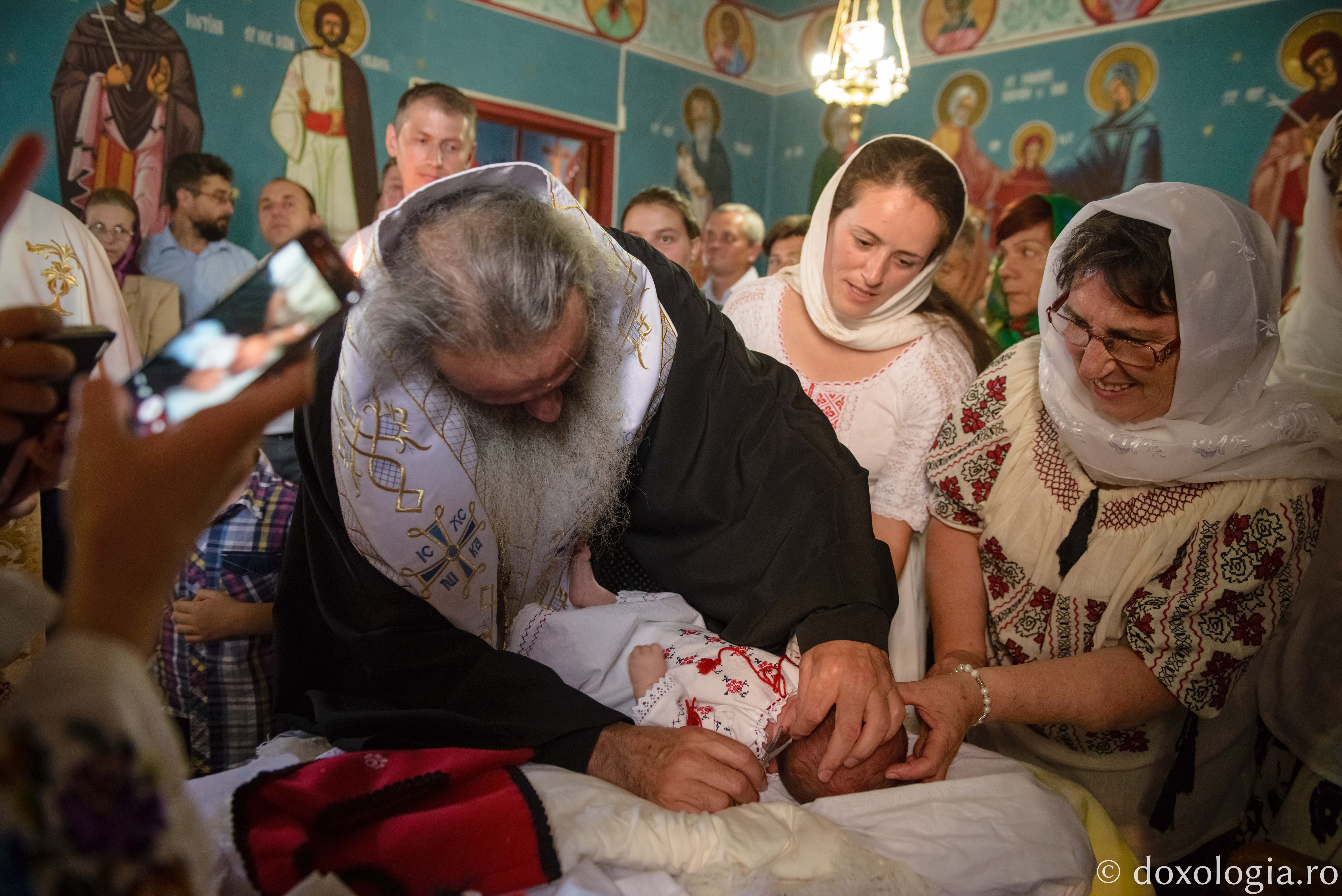 IPS Mitropolit Teofan a oficiat Taina Botezului pentru prunca Filoteia