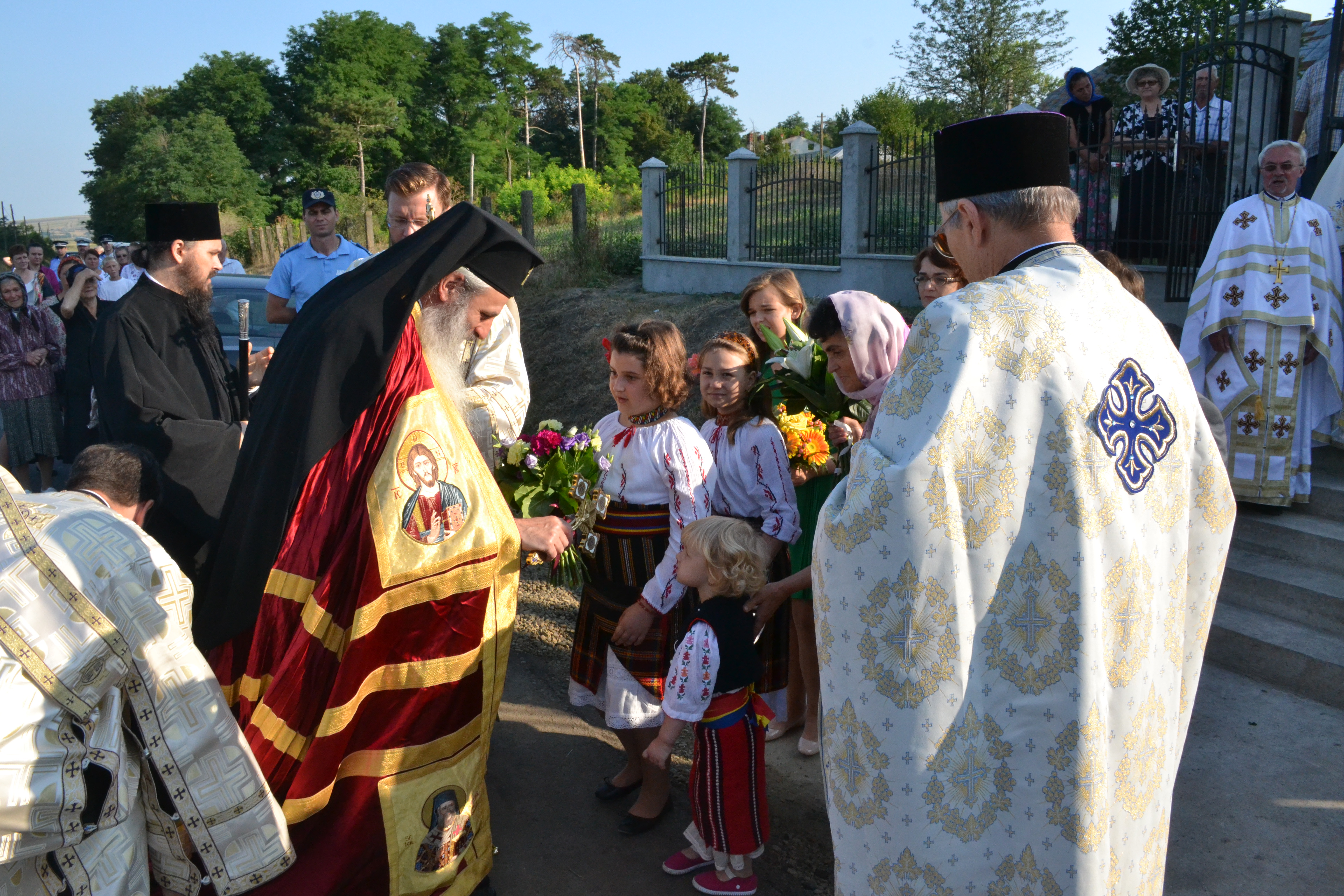 Biserica „Sfânta Cuvioasă Parascheva” din Strahotin, jud. Botoşani a fost sfințită