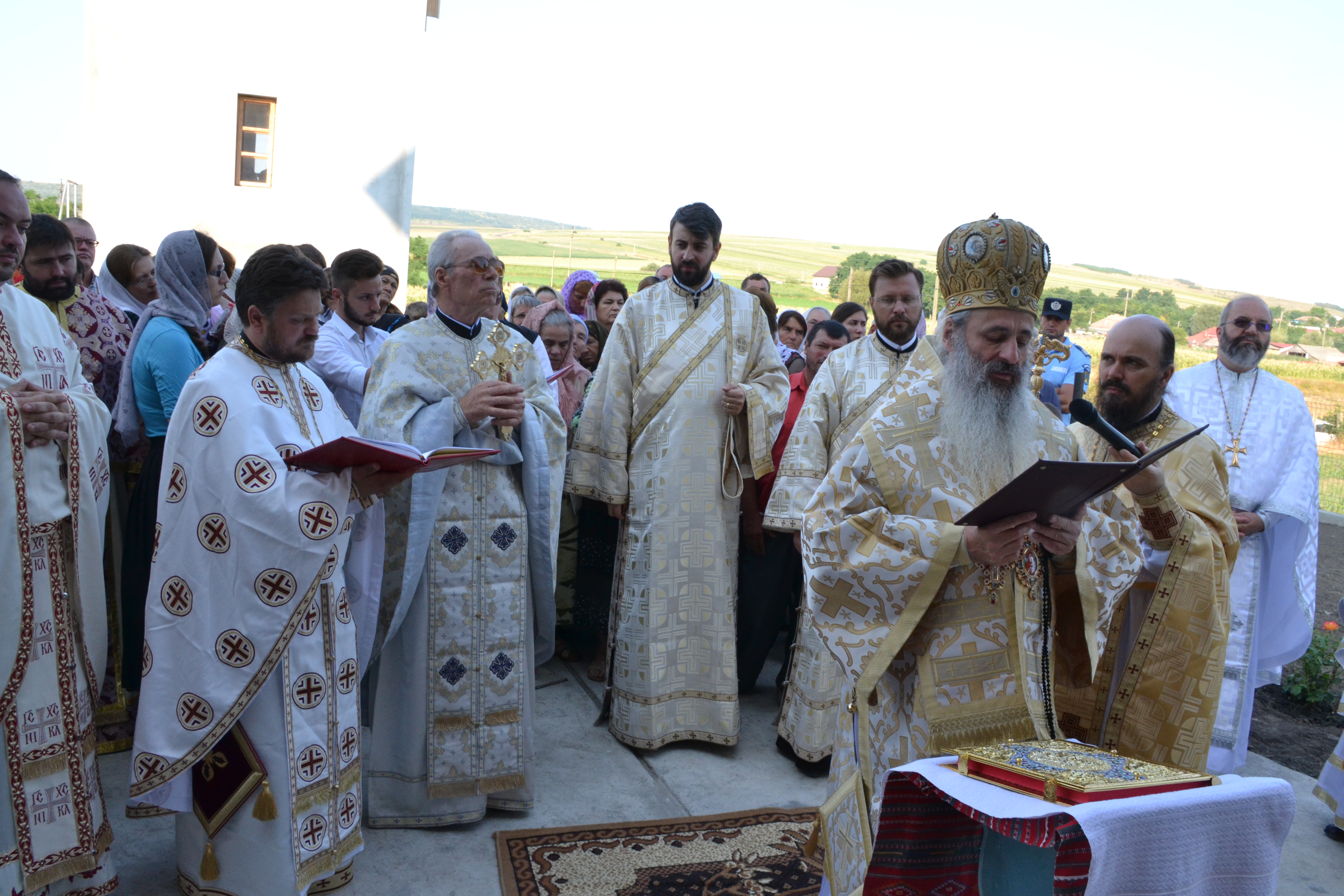 Biserica „Sfânta Cuvioasă Parascheva” din Strahotin, jud. Botoşani a fost sfințită