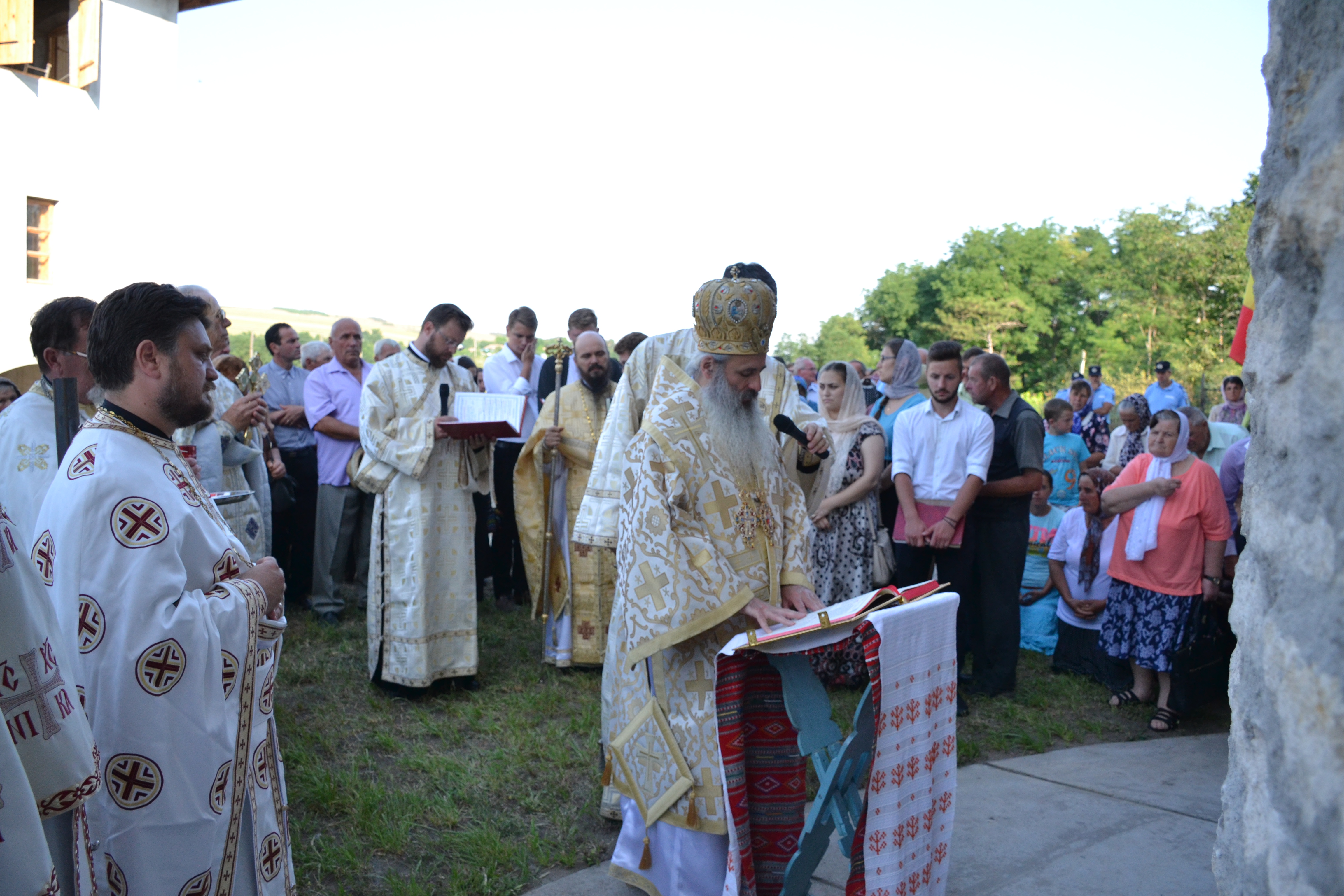 Biserica „Sfânta Cuvioasă Parascheva” din Strahotin, jud. Botoşani a fost sfințită
