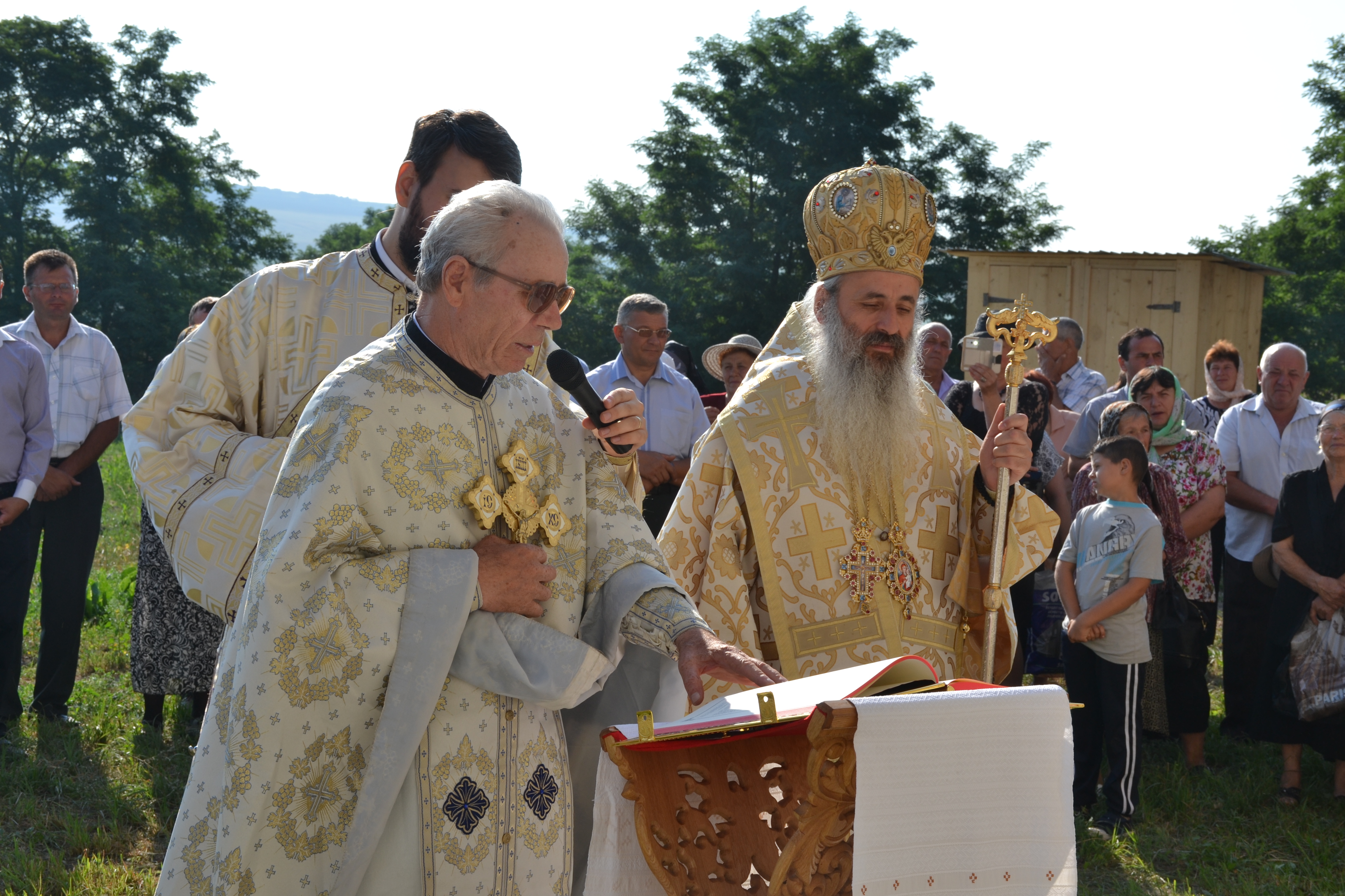 Biserica „Sfânta Cuvioasă Parascheva” din Strahotin, jud. Botoşani a fost sfințită