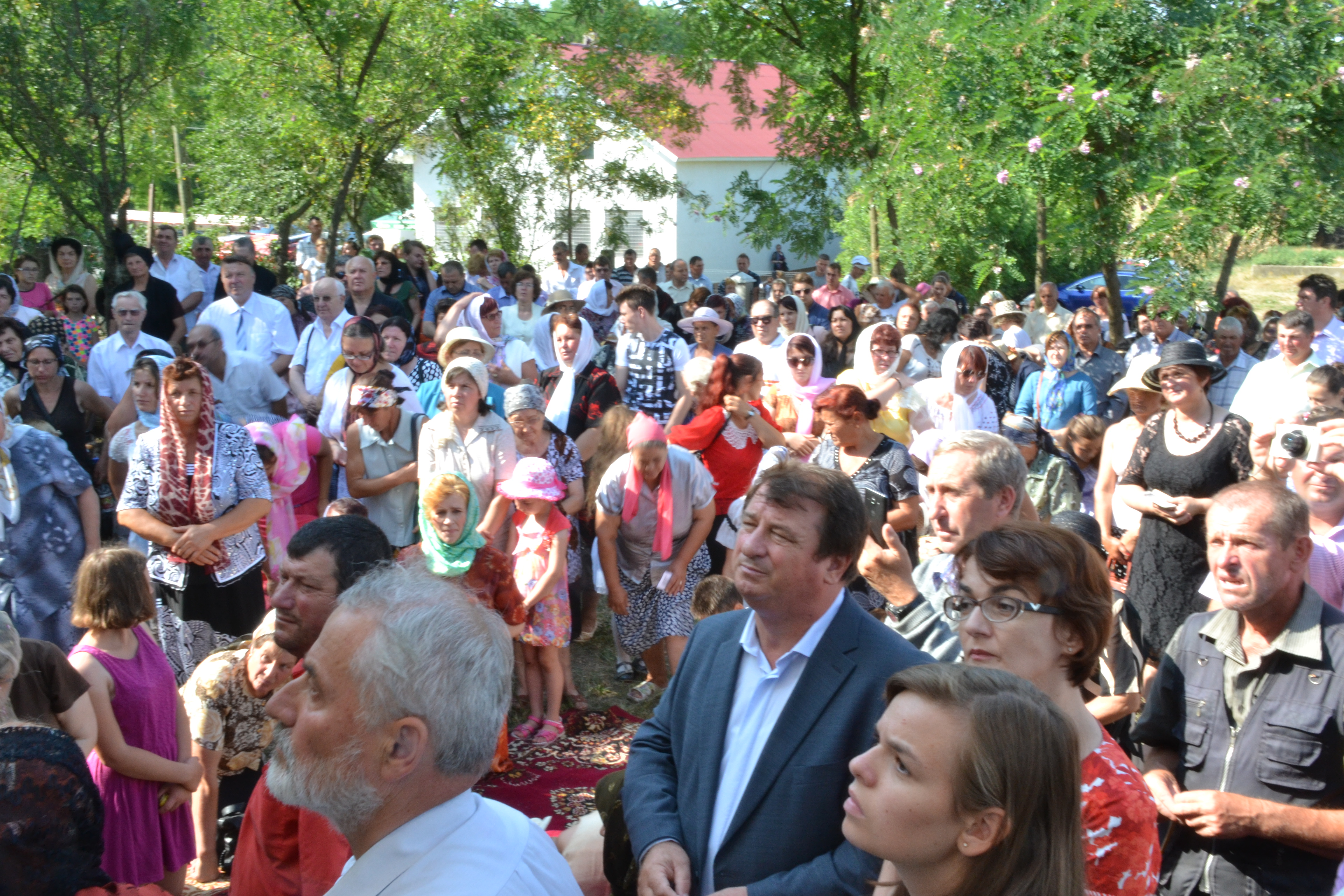 Biserica „Sfânta Cuvioasă Parascheva” din Strahotin, jud. Botoşani a fost sfințită