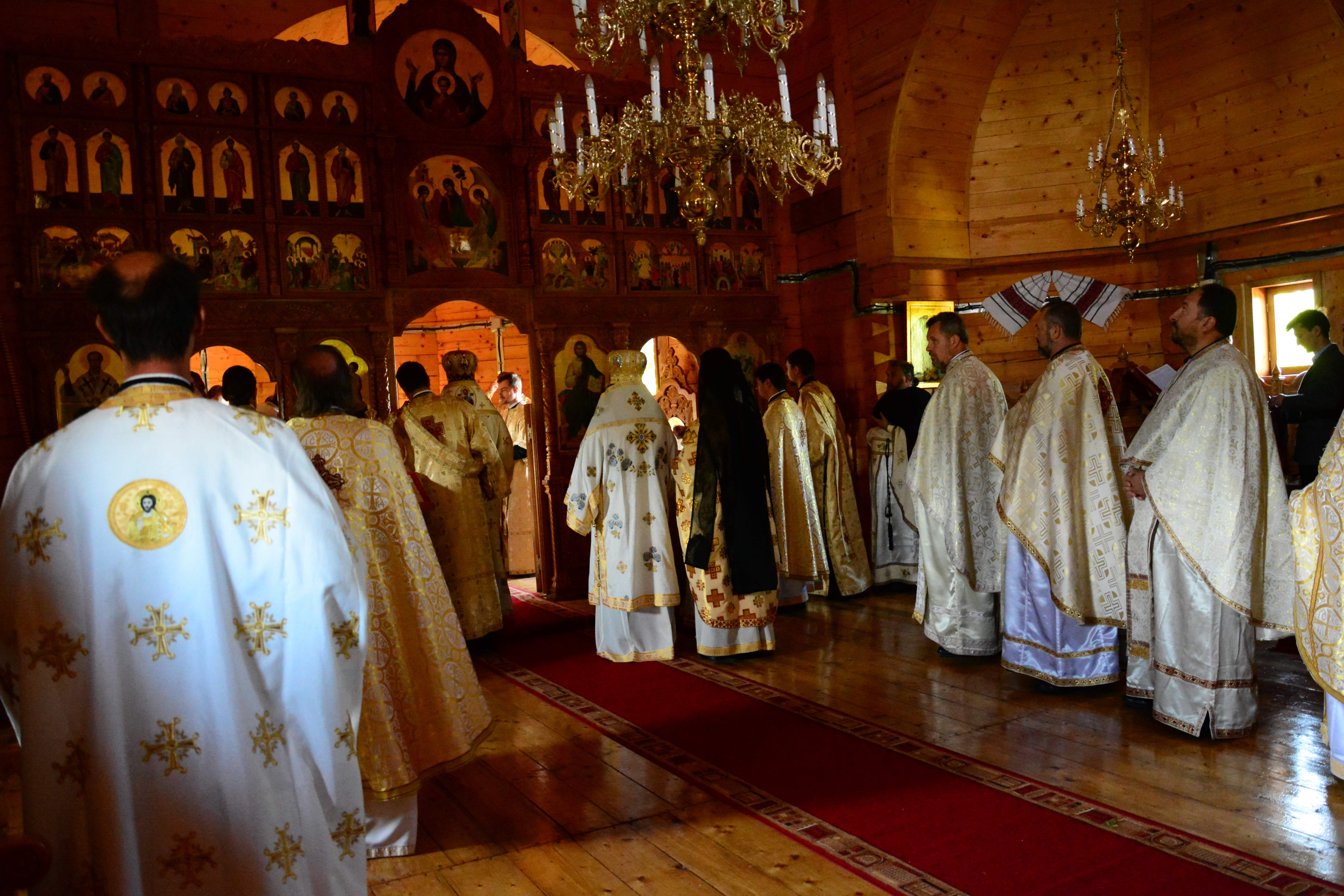 foto: Oana Nechifor Sfinţire de biserică la Mănăstirea Ştiubieni (Galerie FOTO)