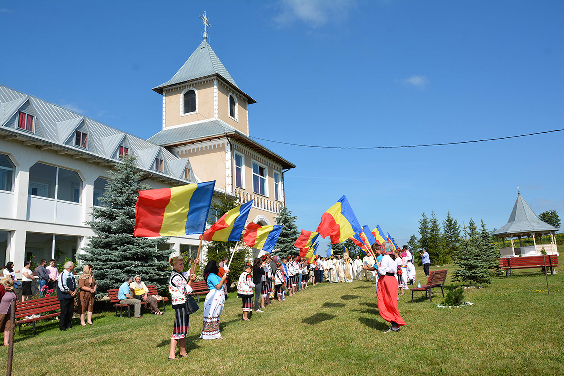 Sfinţire de biserică la Mănăstirea Ştiubieni (Galerie FOTO)