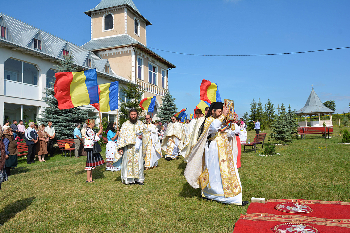 foto: Oana Nechifor Sfinţire de biserică la Mănăstirea Ştiubieni (Galerie FOTO)