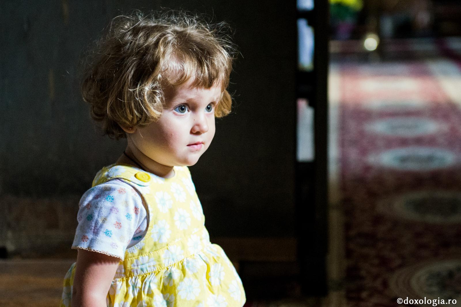 Părinții trebuie să învețe copilul cum să se comporte în biserică