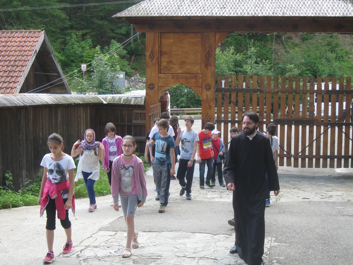 Dar de suflet pentru micii cateheţi de la Biserica „Sfântul Dumitru“ Dar de suflet pentru micii cateheţi de la Biserica „Sfântul Dumitru“