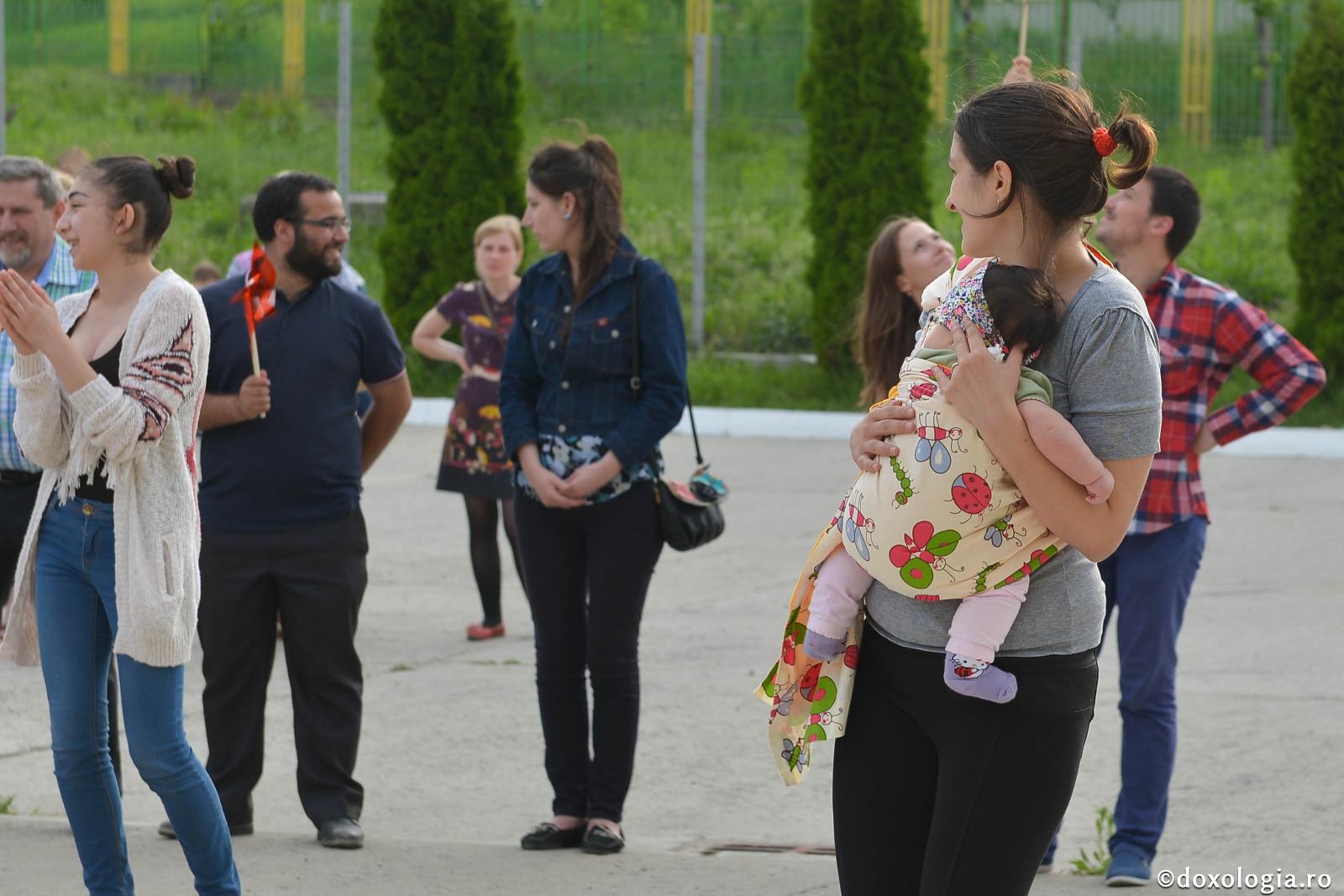 Mama înfruntă de multe ori boala prin bolile copilului ei